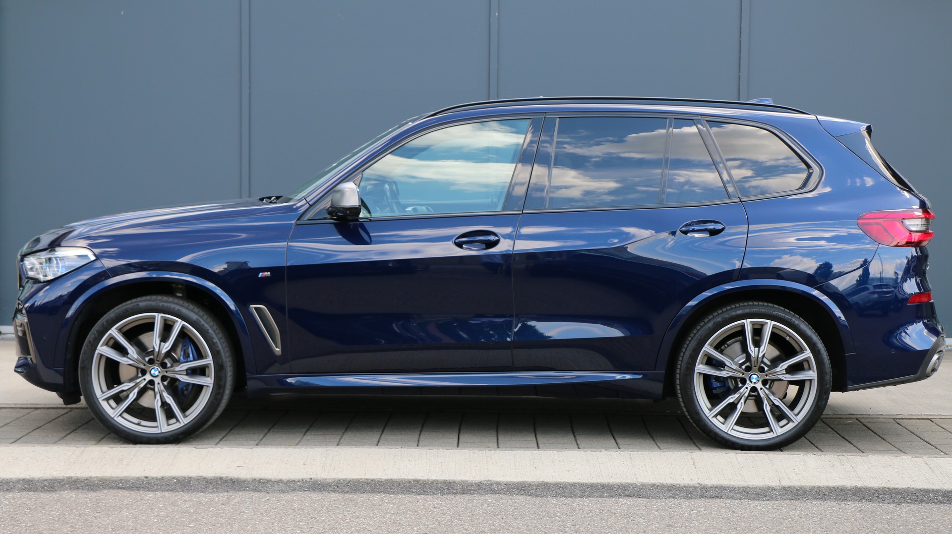 BMW X5 xDrive M50i-image-3