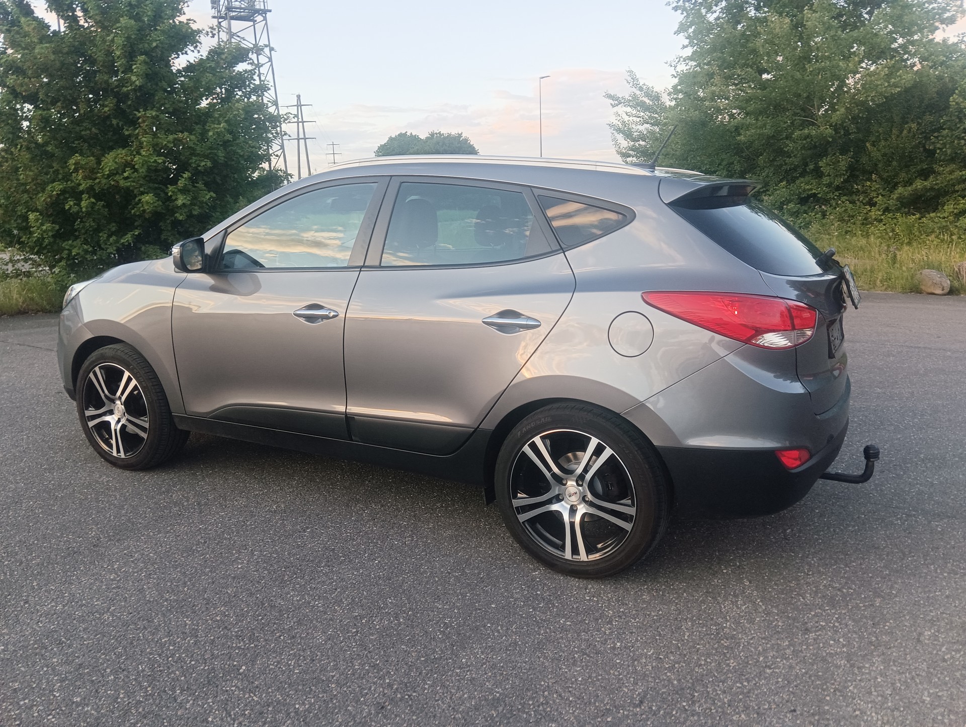 HYUNDAI iX 35 2.0 CRDi Premium 4WD Automatic-image-2