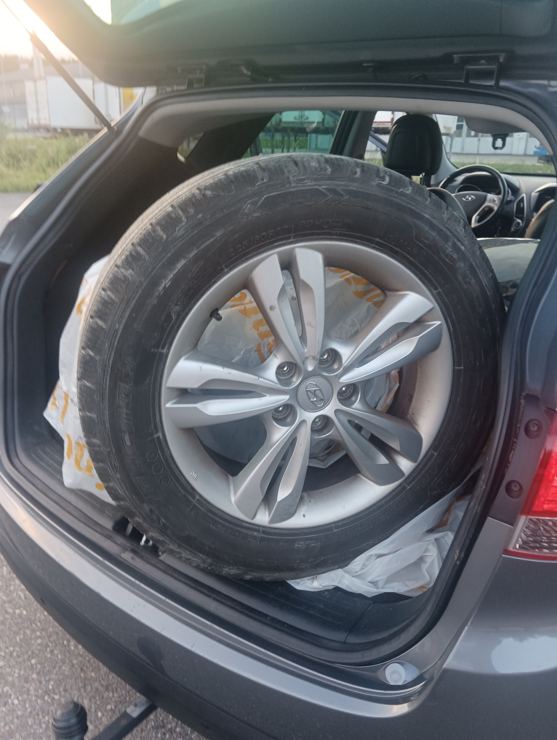 HYUNDAI iX 35 2.0 CRDi Premium 4WD Automatic-image-5