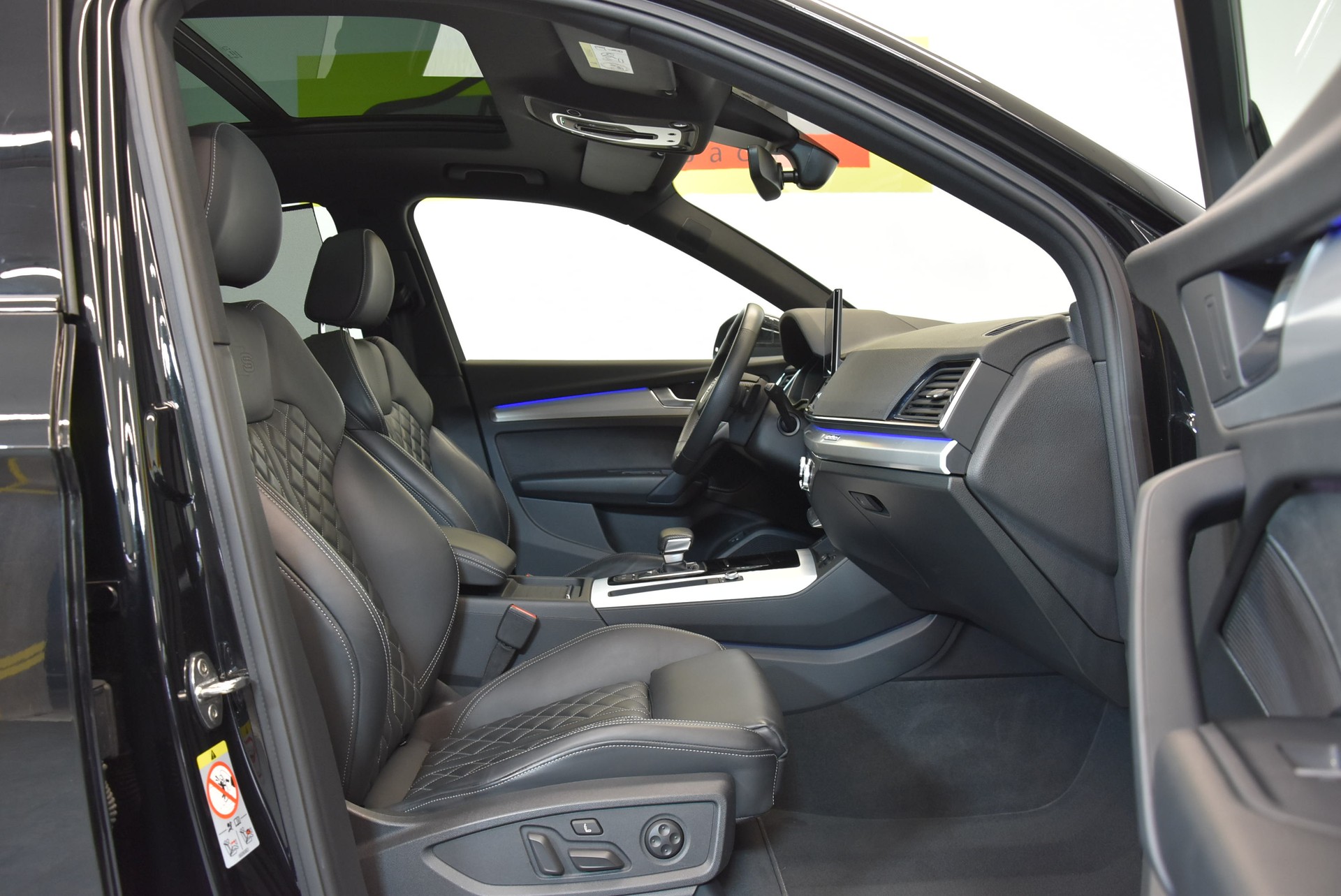 AUDI Q5 Sportback 50 TFSI e PHEV Black Edition quattro S-tronic-image-3