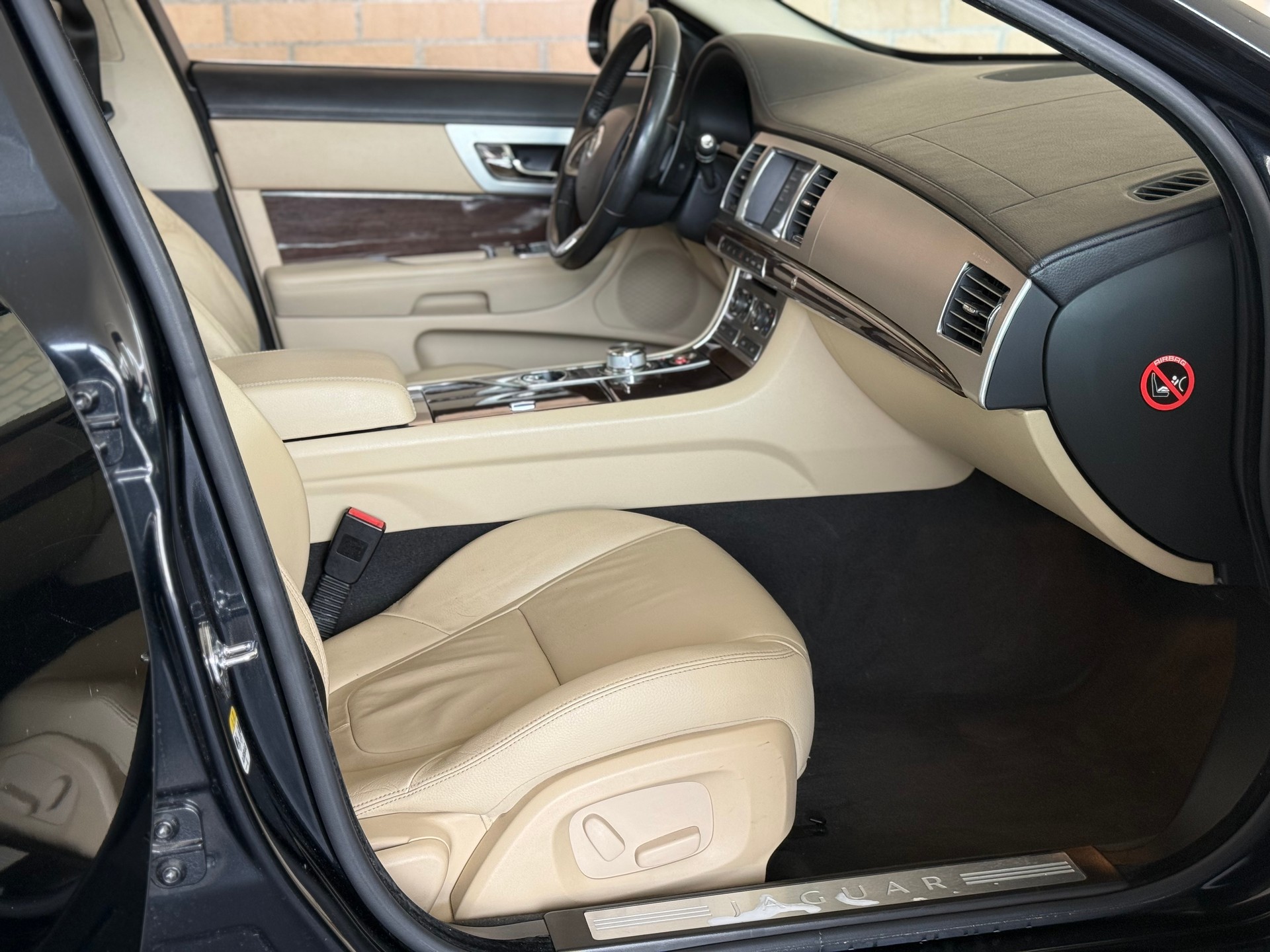 JAGUAR XF 3.0d V6 Luxury-image-11