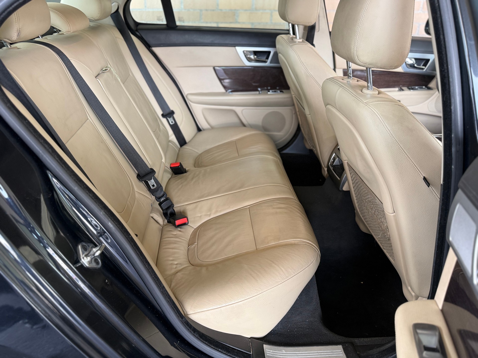 JAGUAR XF 3.0d V6 Luxury-image-13