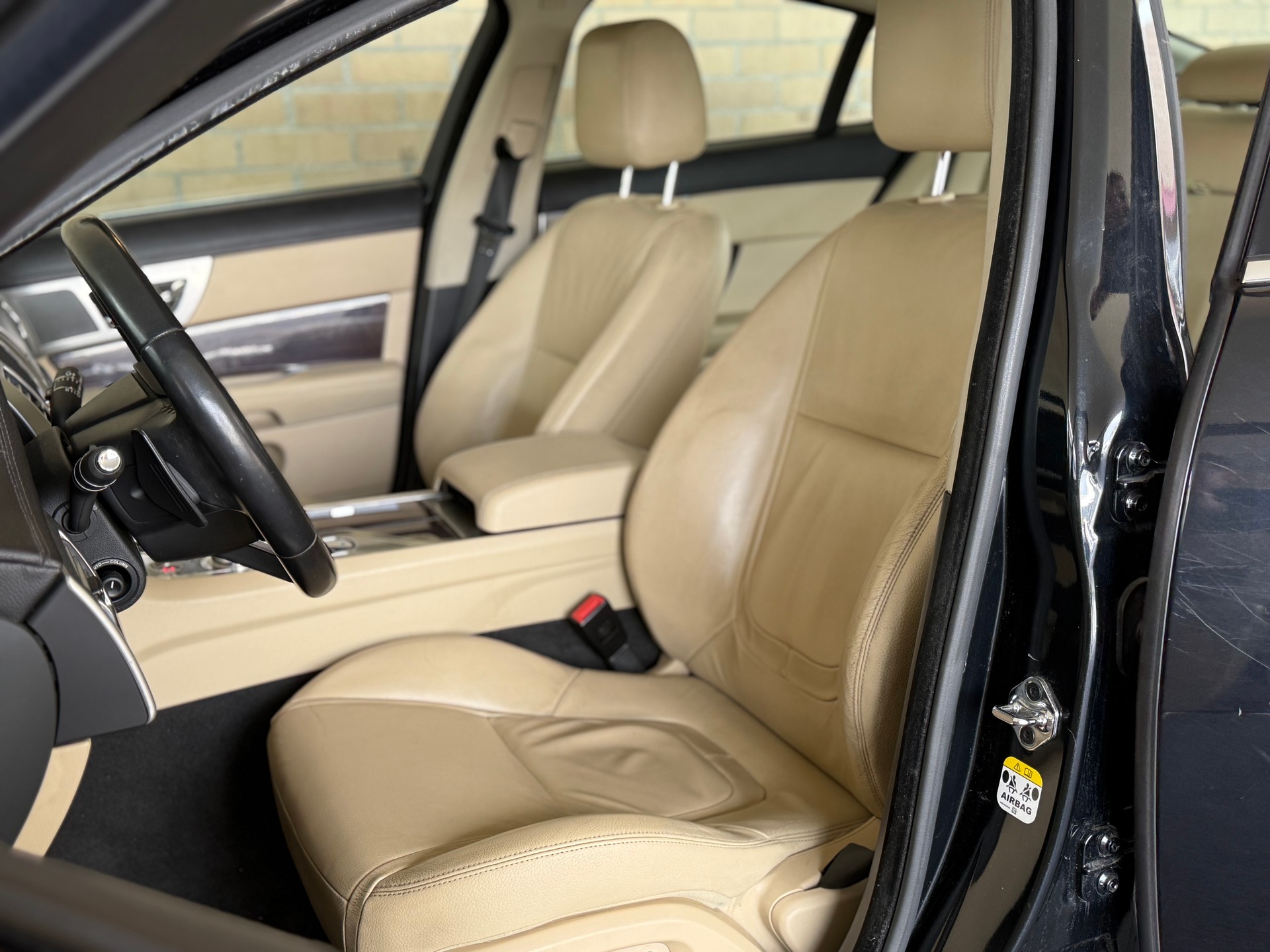 JAGUAR XF 3.0d V6 Luxury-image-10