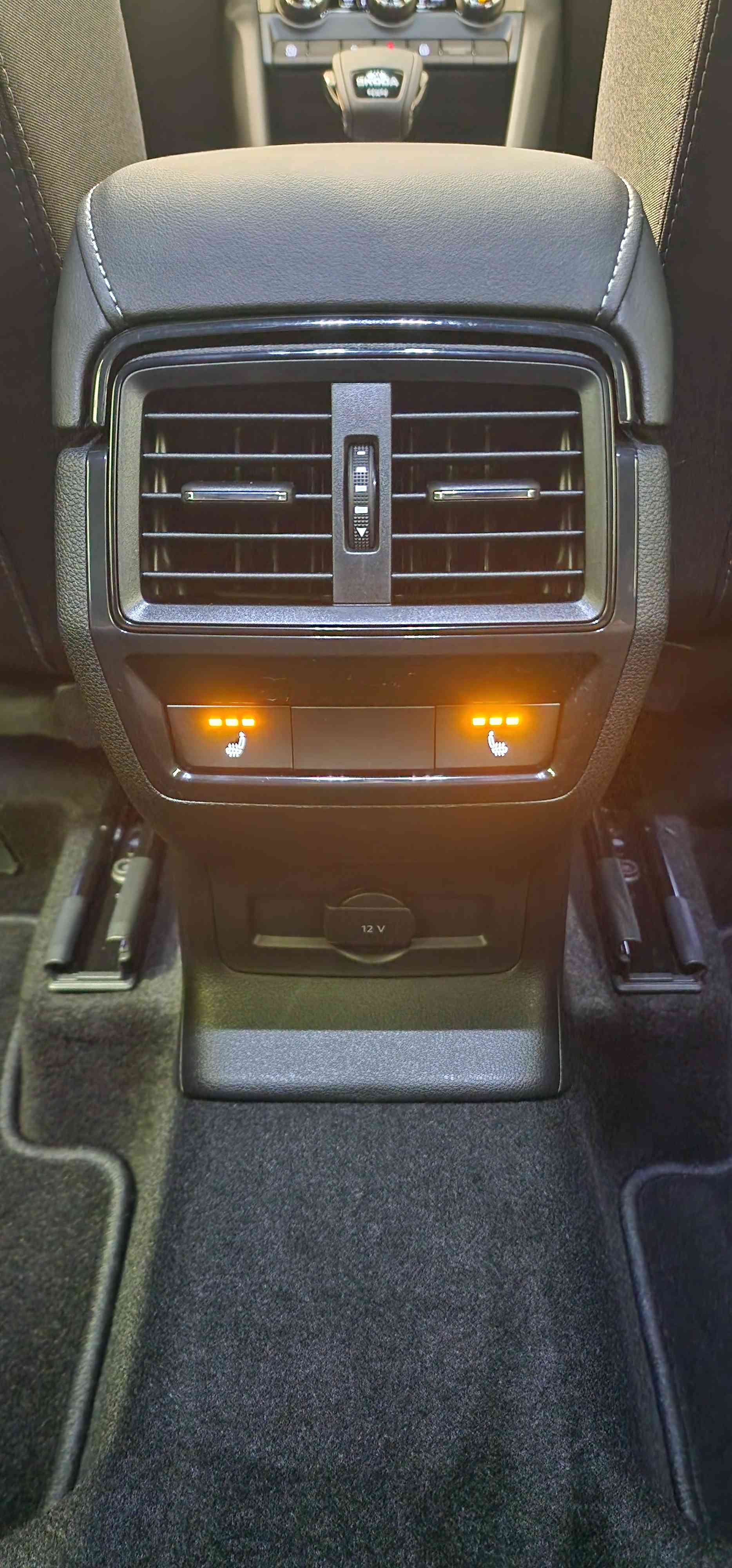 SKODA Karoq 2.0 TSI SportLine 4x4 DSG-image-15