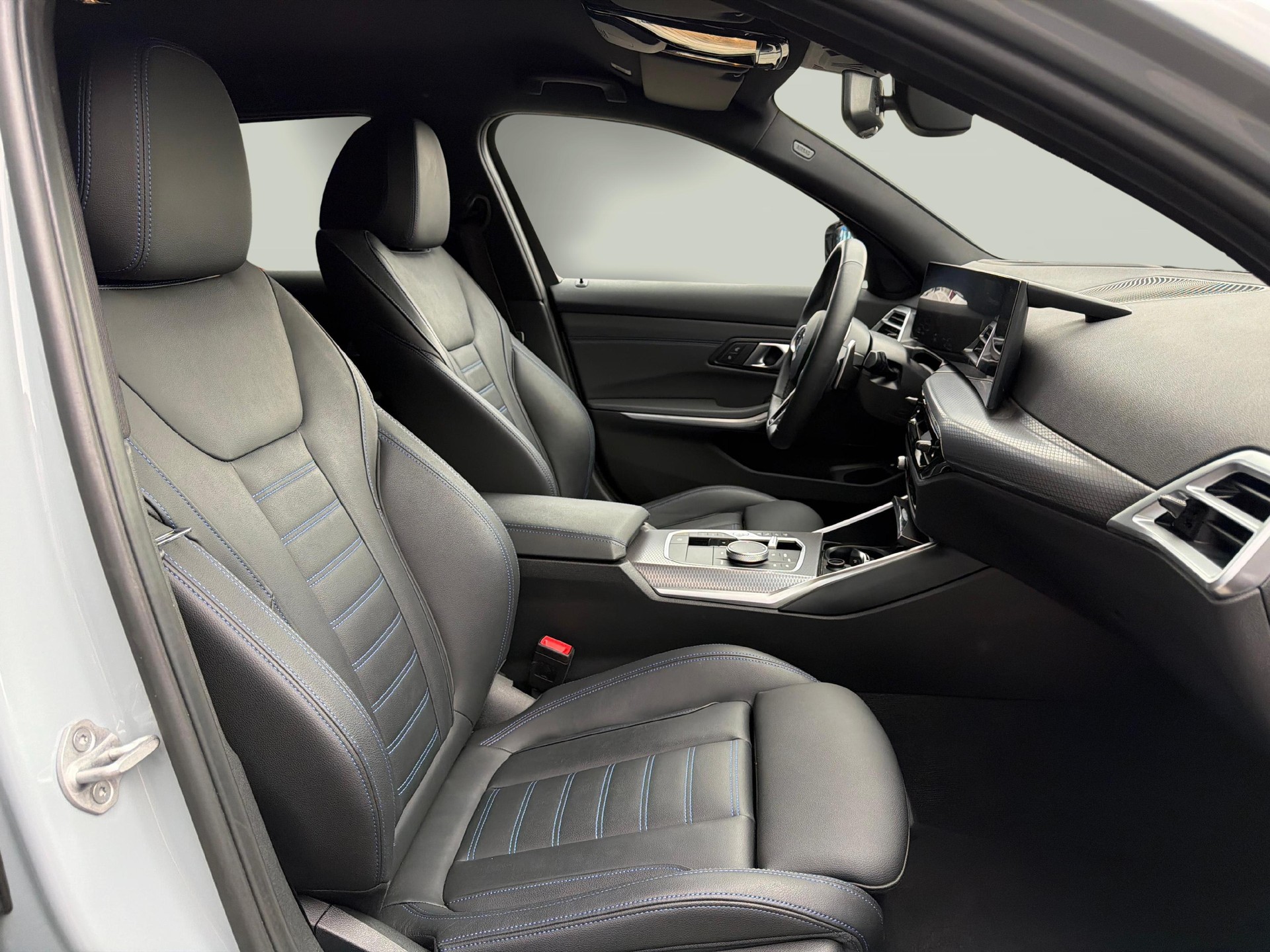 BMW 330e xDrive SAG Touring-image-17