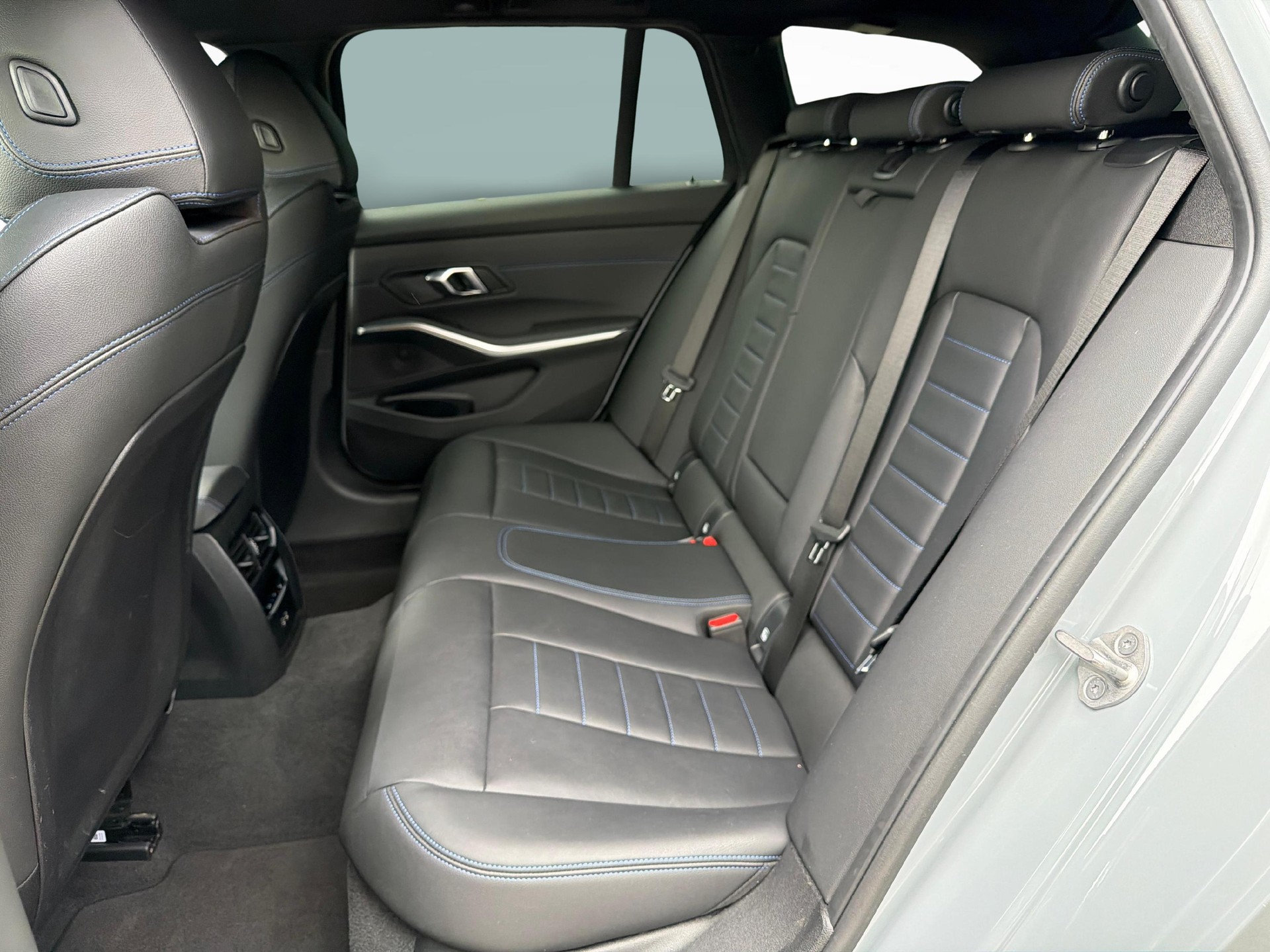 BMW 330e xDrive SAG Touring-image-19