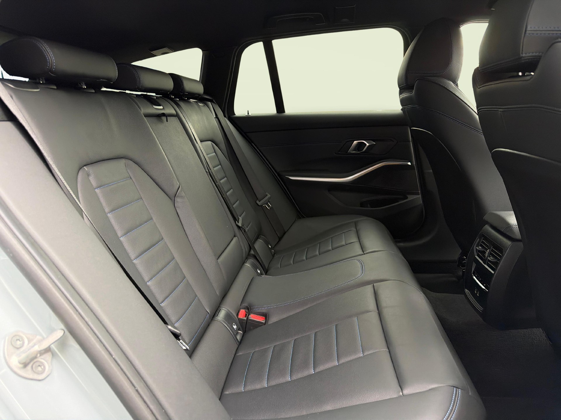 BMW 330e xDrive SAG Touring-image-18