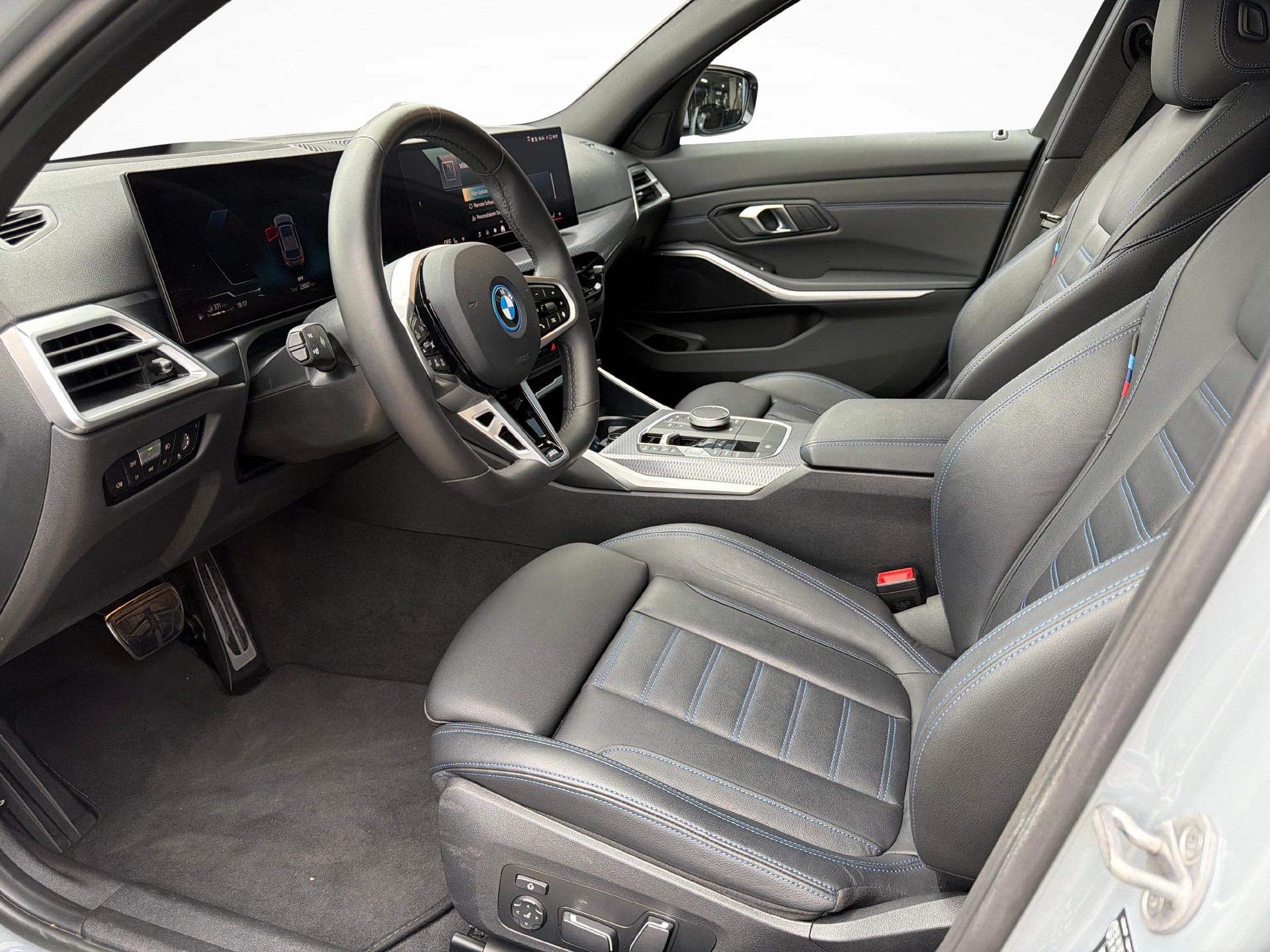 BMW 330e xDrive SAG Touring-image-11