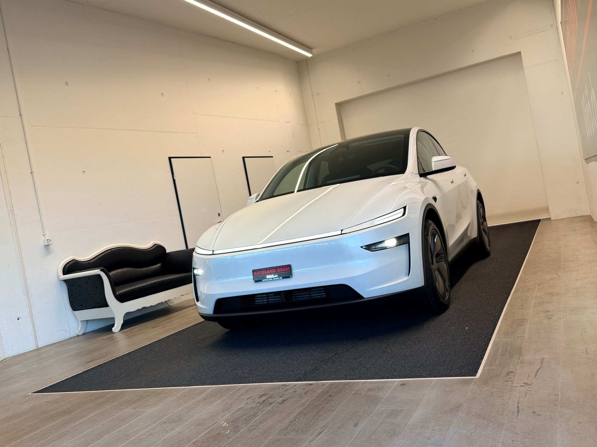 TESLA Model Y Long Range Premium AWD-image-2