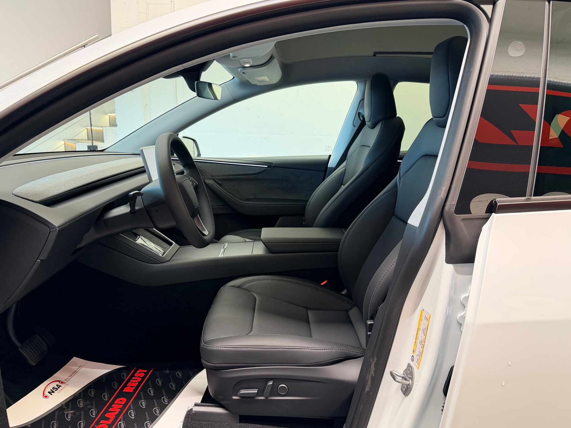 TESLA Model Y Long Range Premium AWD-image-11