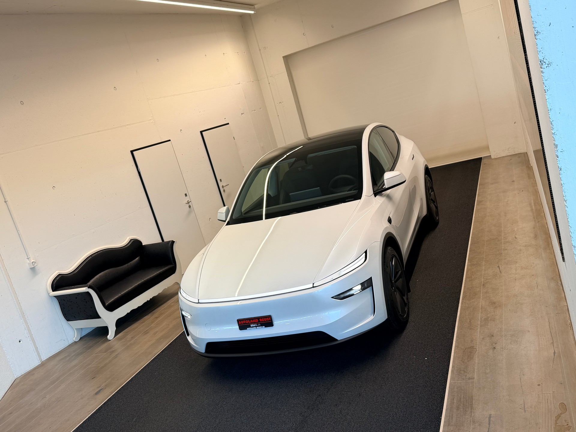 TESLA Model Y Long Range Premium AWD-image-3