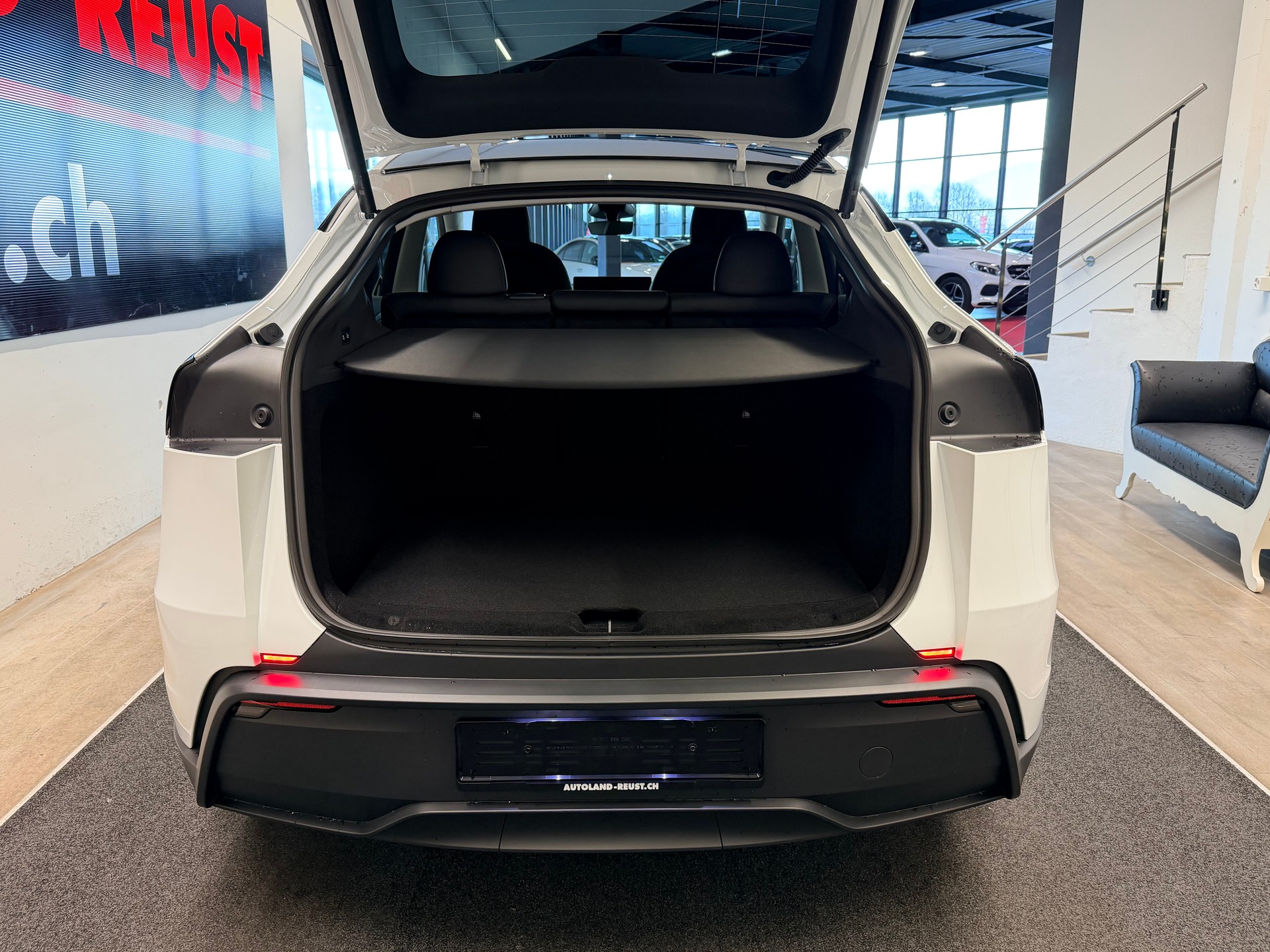 TESLA Model Y Long Range Premium AWD-image-8