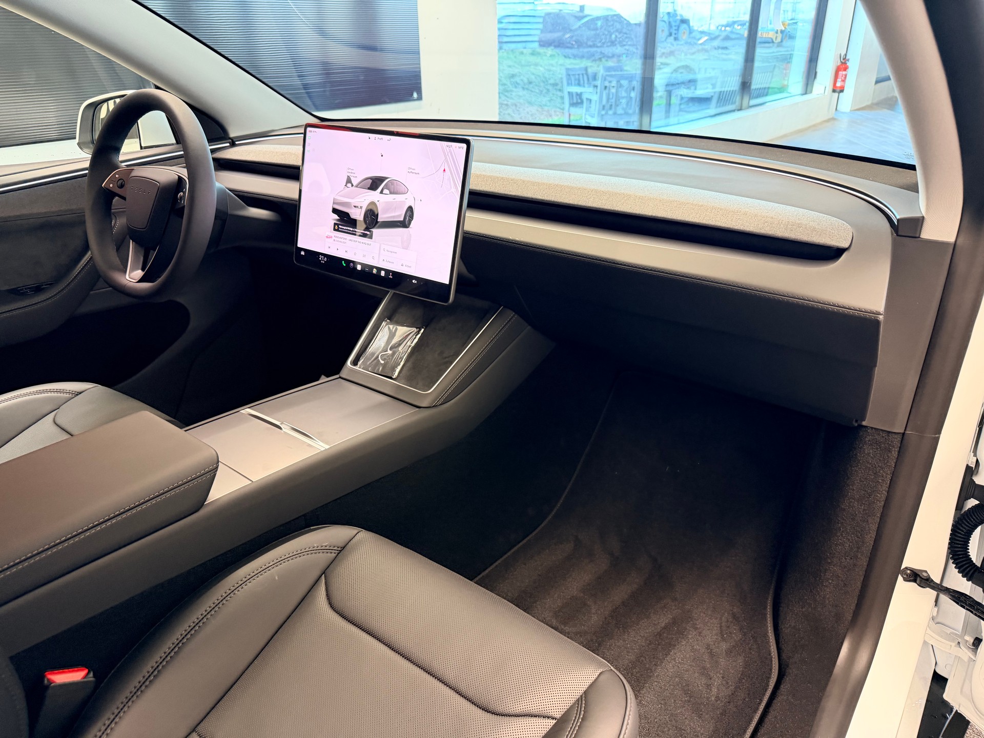 TESLA Model Y Long Range Premium AWD-image-17
