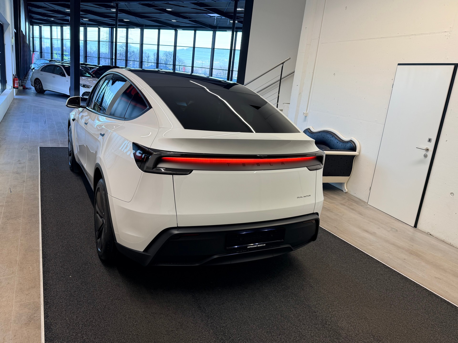 TESLA Model Y Long Range Premium AWD-image-7