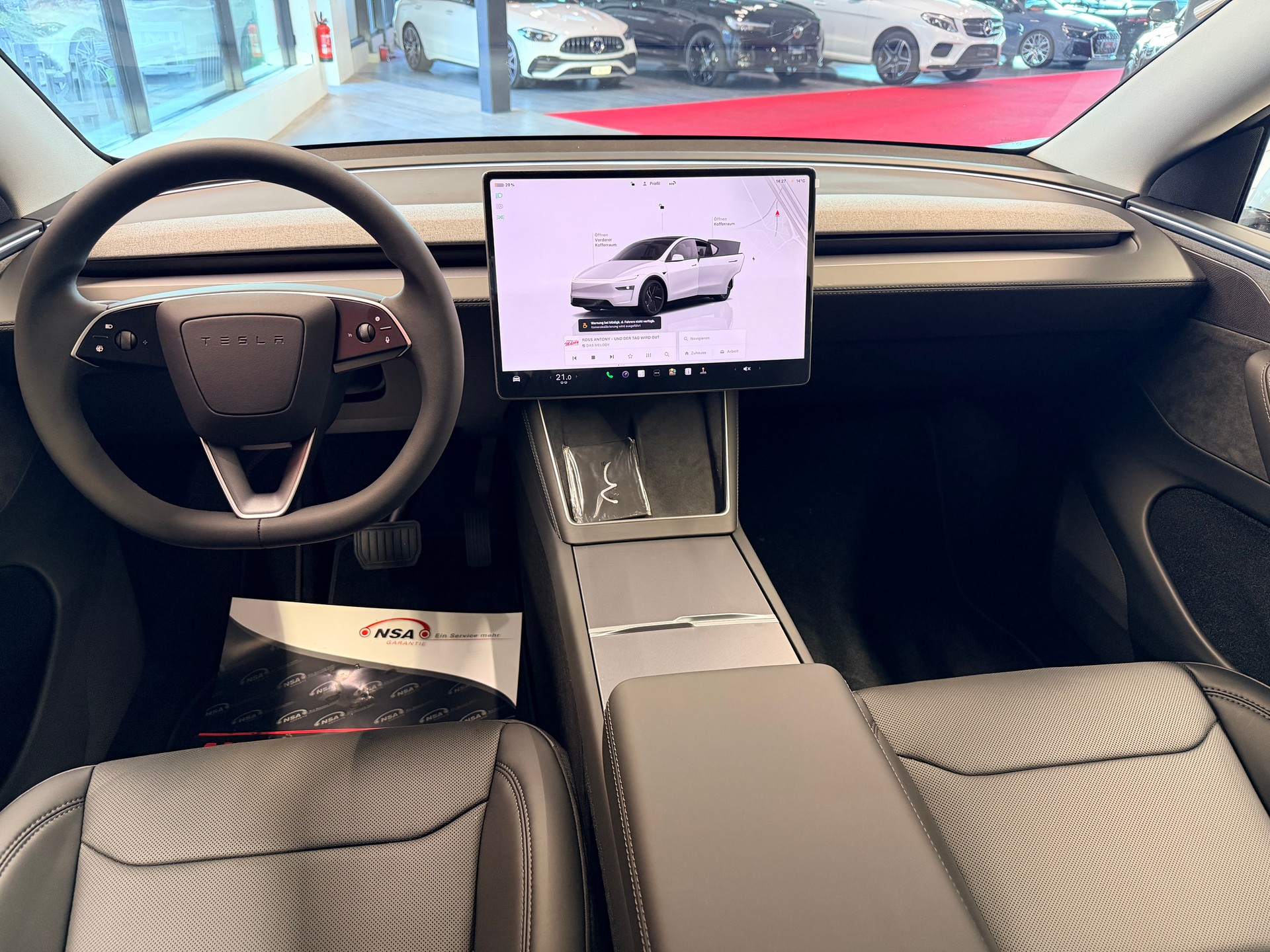 TESLA Model Y Long Range Premium AWD-image-16
