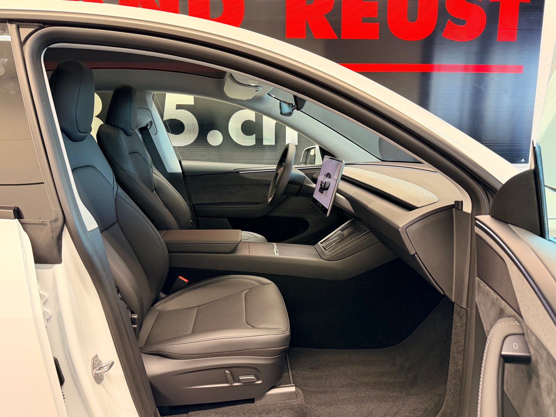 TESLA Model Y Long Range Premium AWD-image-19
