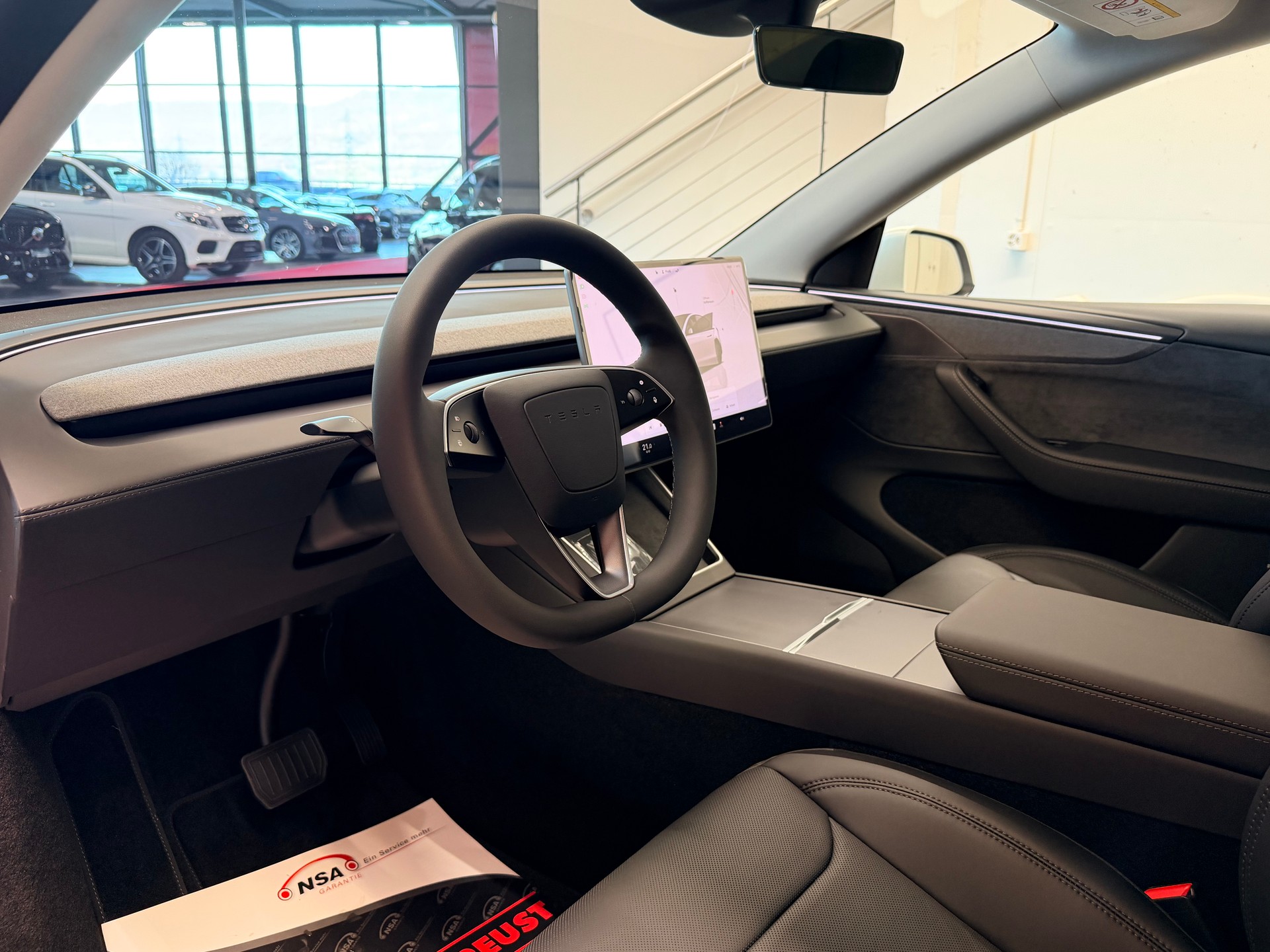 TESLA Model Y Long Range Premium AWD-image-9