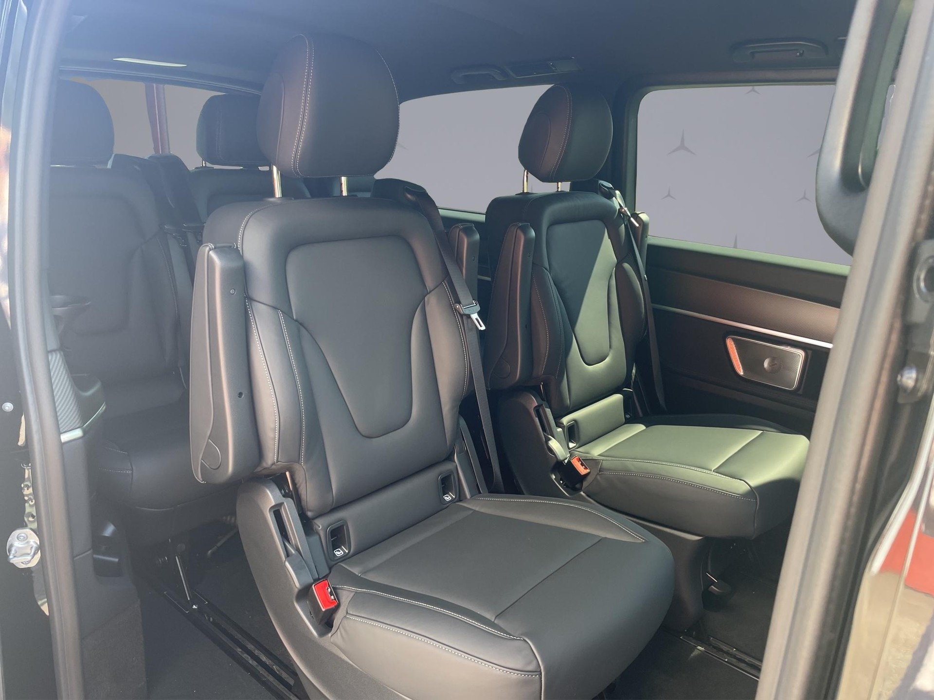 MERCEDES-BENZ V 300 d Swiss Ed. lang 4matic Van-image-18