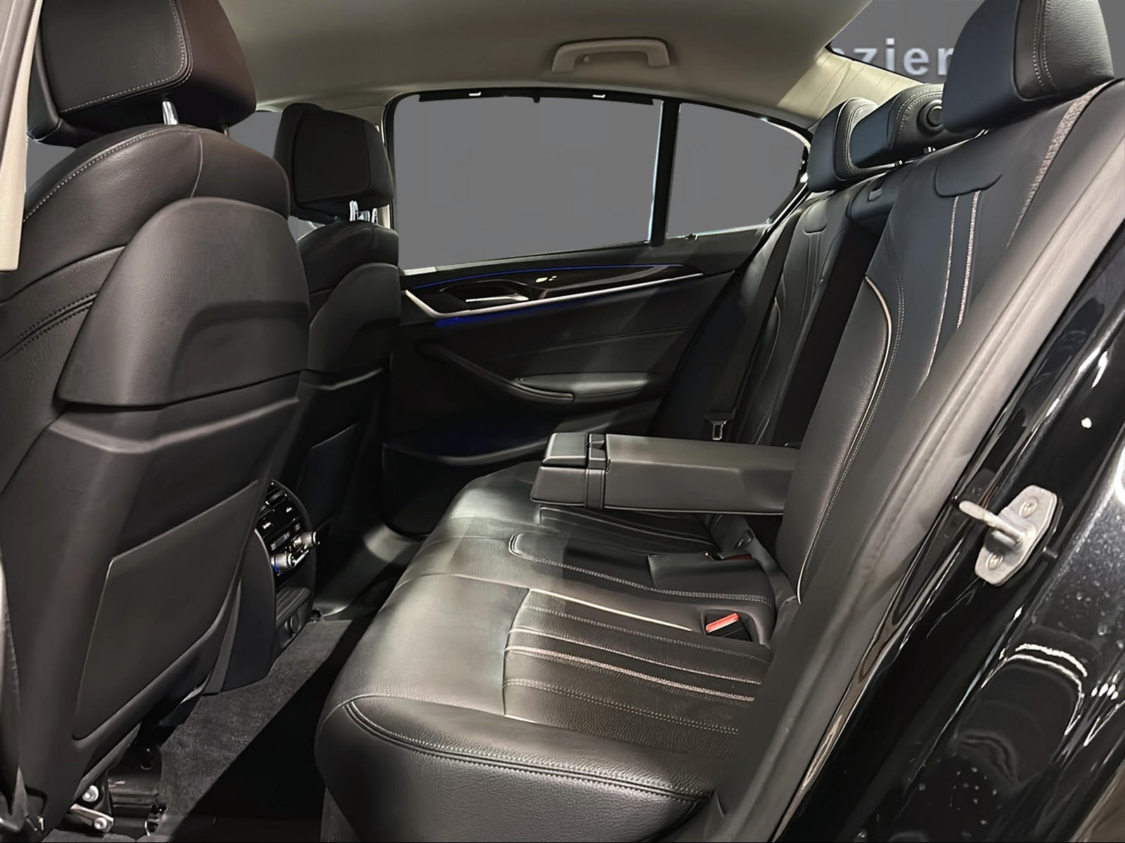 BMW 520i Luxury Line Steptronic-image-11