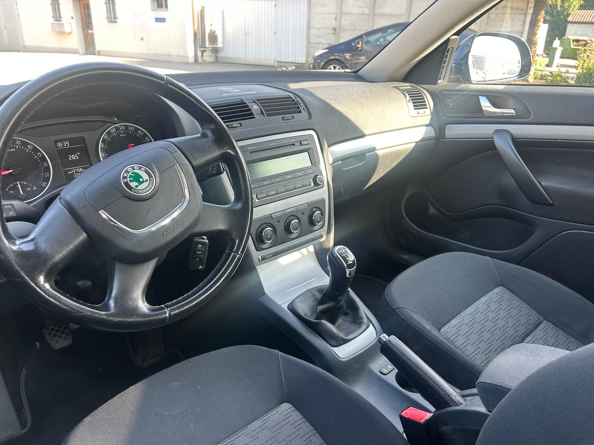 SKODA Octavia Combi 1.6 TDI Ambition-image-7