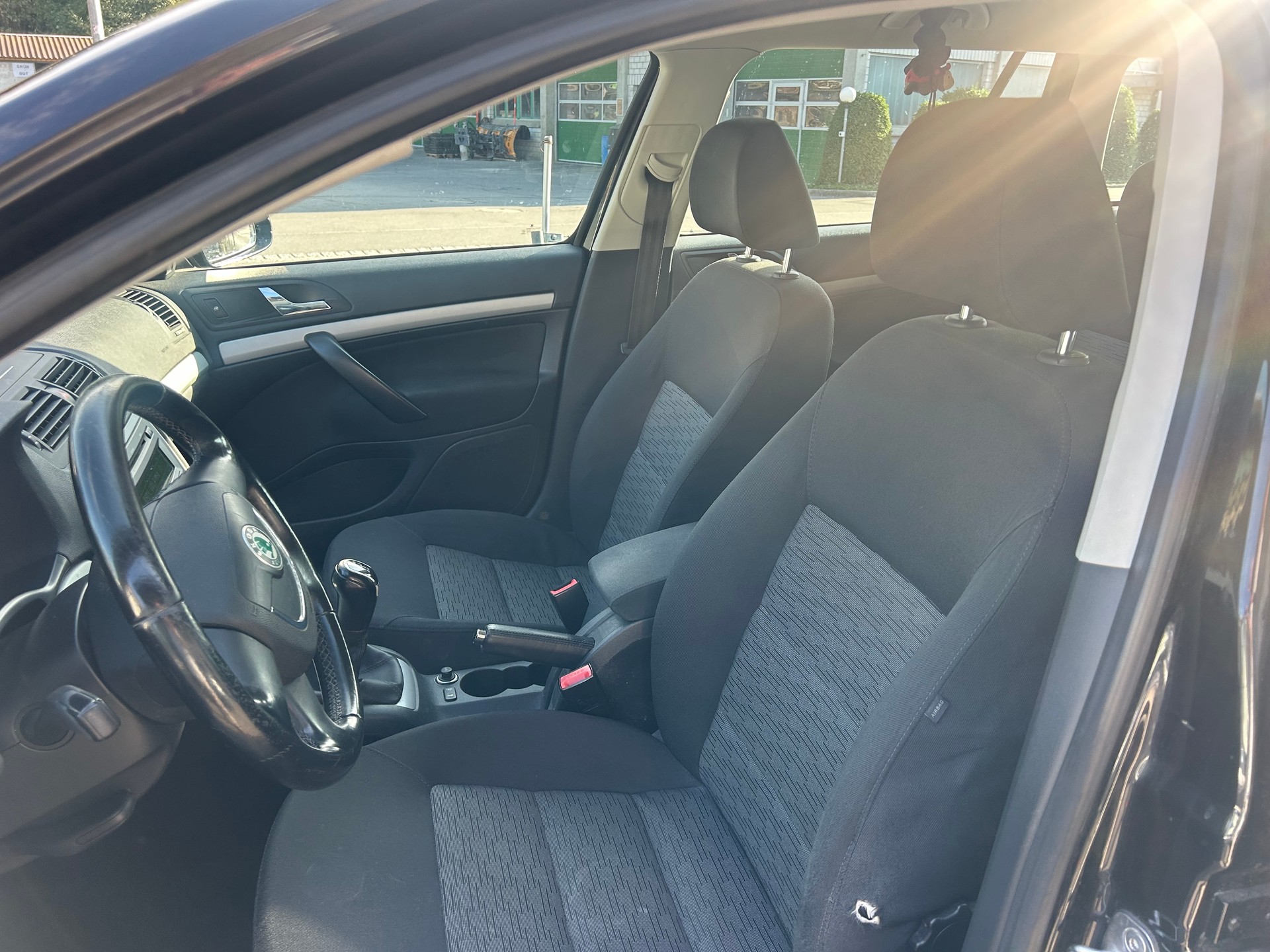 SKODA Octavia Combi 1.6 TDI Ambition-image-8