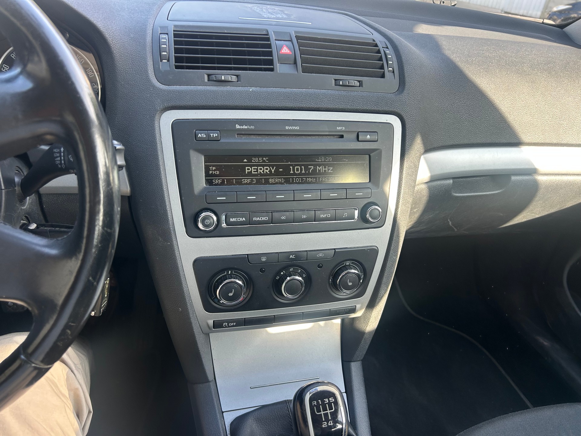 SKODA Octavia Combi 1.6 TDI Ambition-image-9