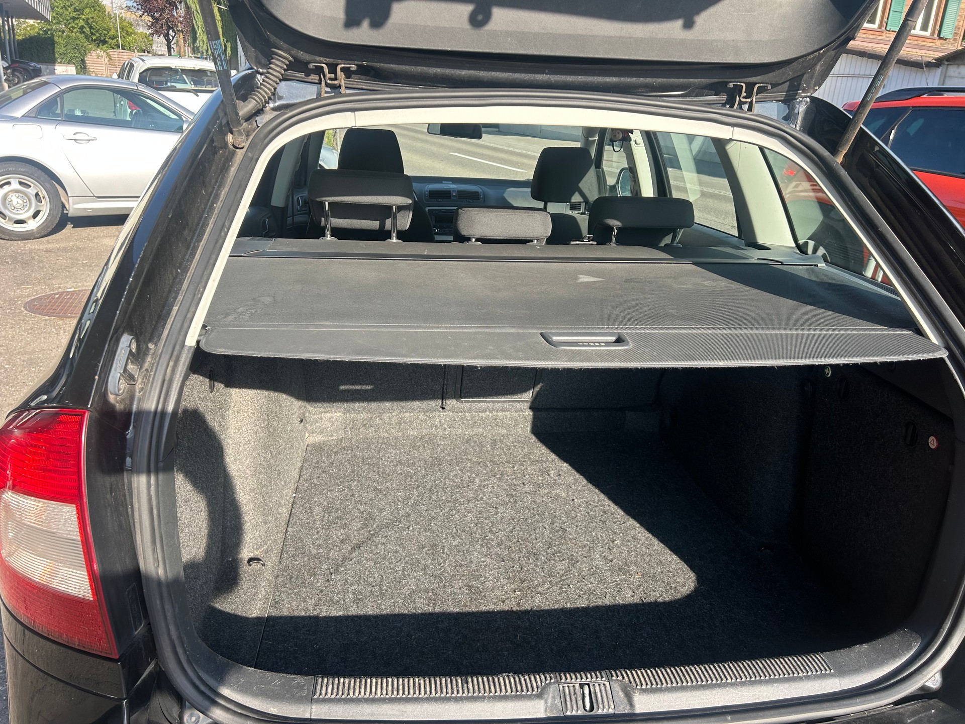 SKODA Octavia Combi 1.6 TDI Ambition-image-5
