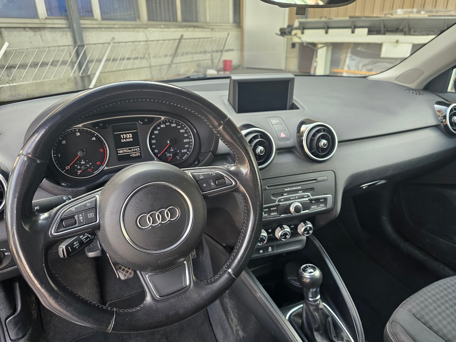 AUDI A1 1.6 TDI Attraction-image-9