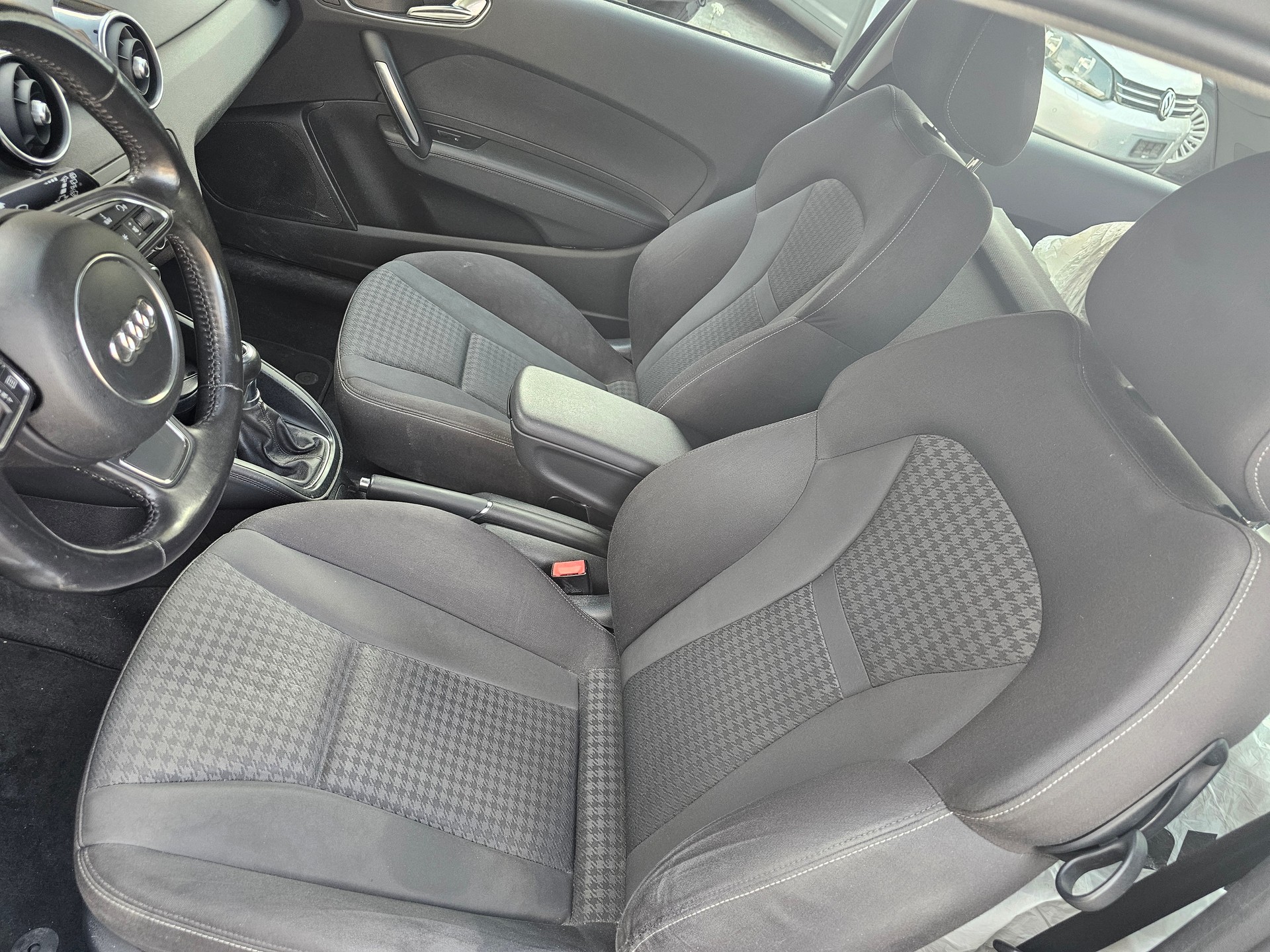 AUDI A1 1.6 TDI Attraction-image-8