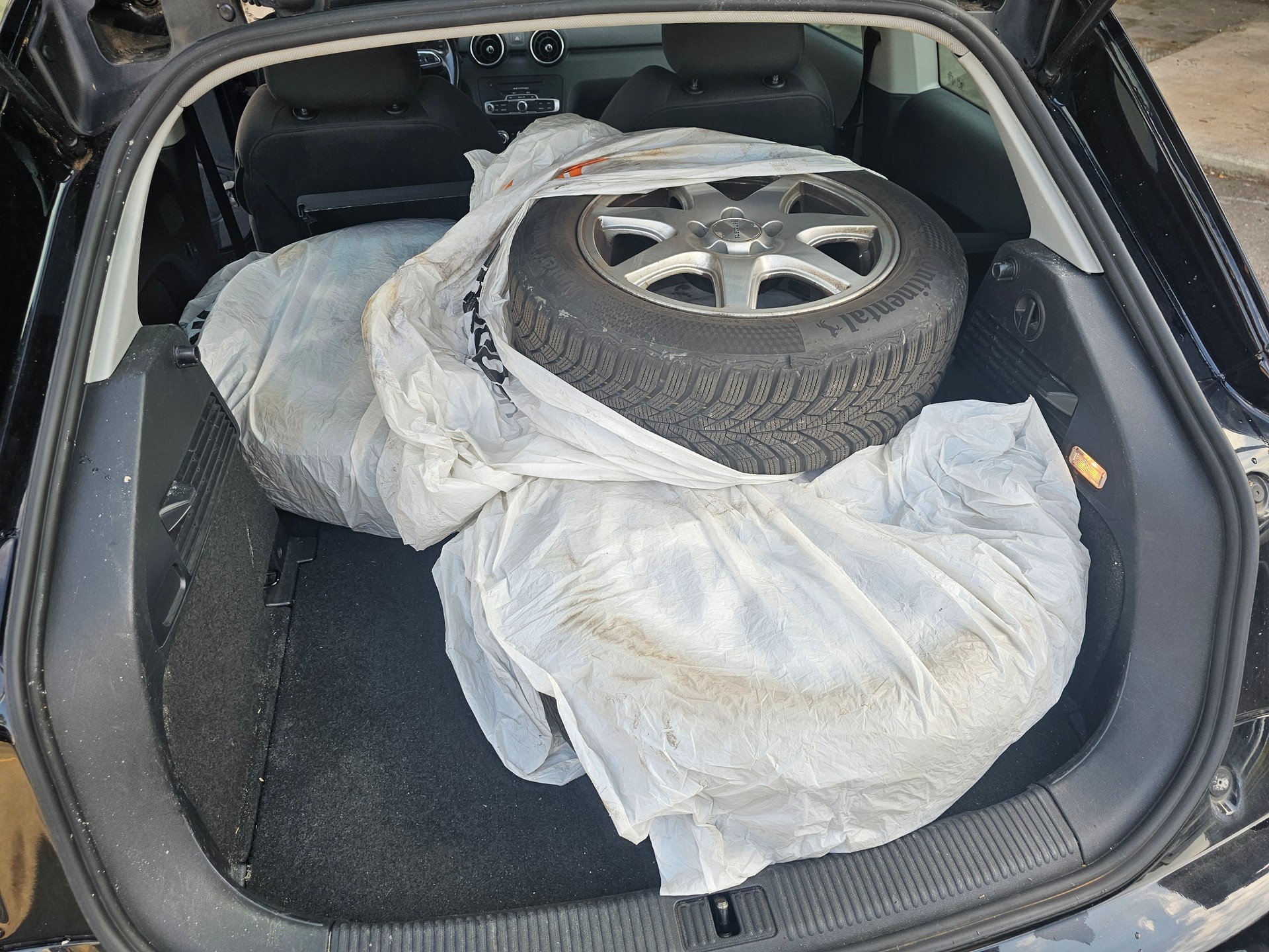 AUDI A1 1.6 TDI Attraction-image-10