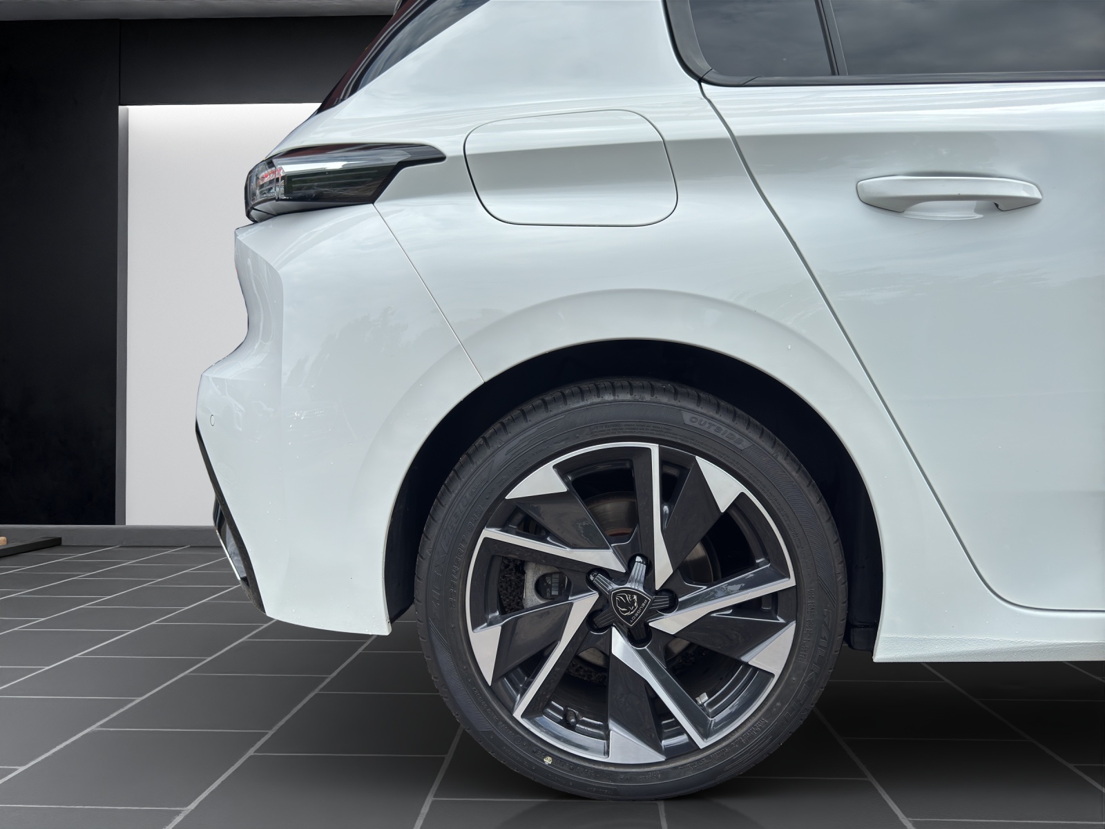 PEUGEOT 308 1.2 Allure Pack EAT8-image-9