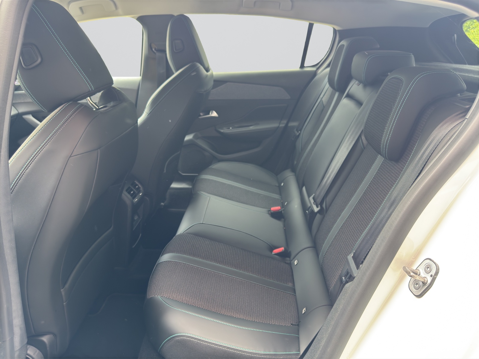 PEUGEOT 308 1.2 Allure Pack EAT8-image-7