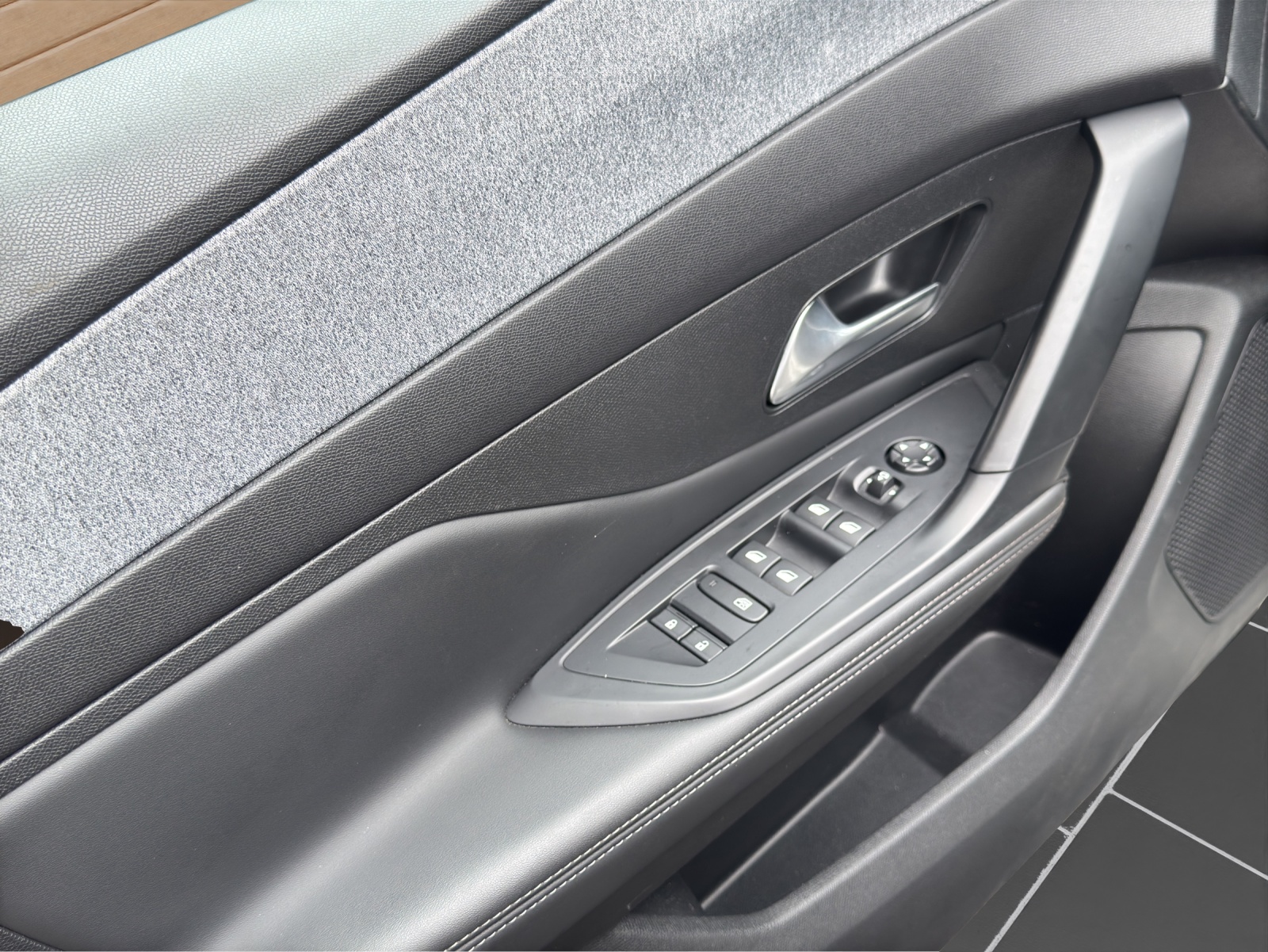 PEUGEOT 308 1.2 Allure Pack EAT8-image-13