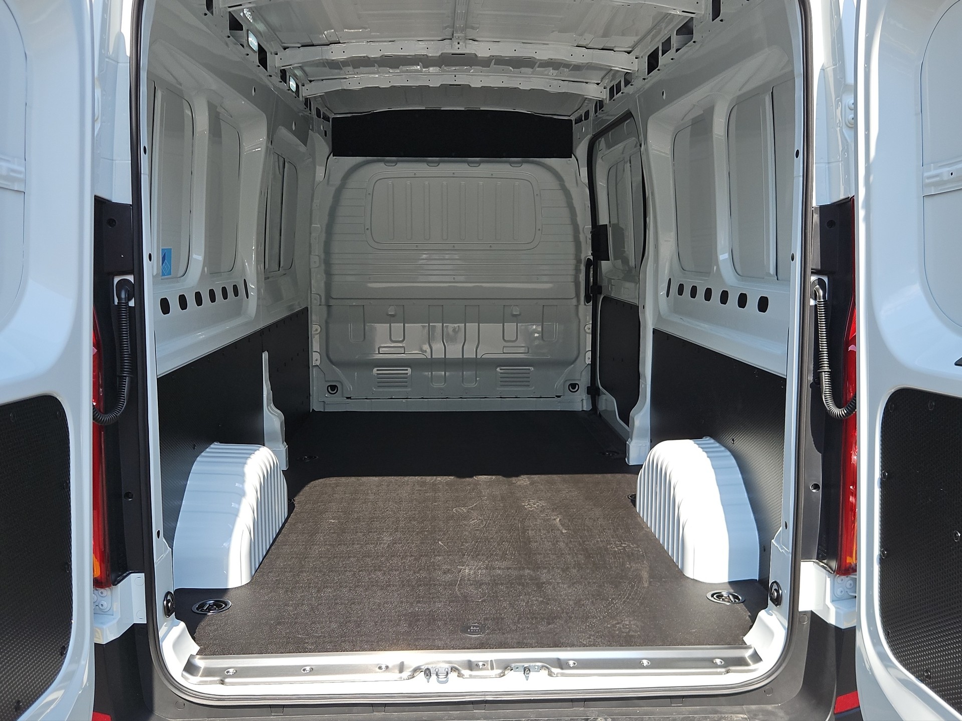 MAXUS Deliver 9 Kaw. L3H2 2.0 TD Luxury-image-12