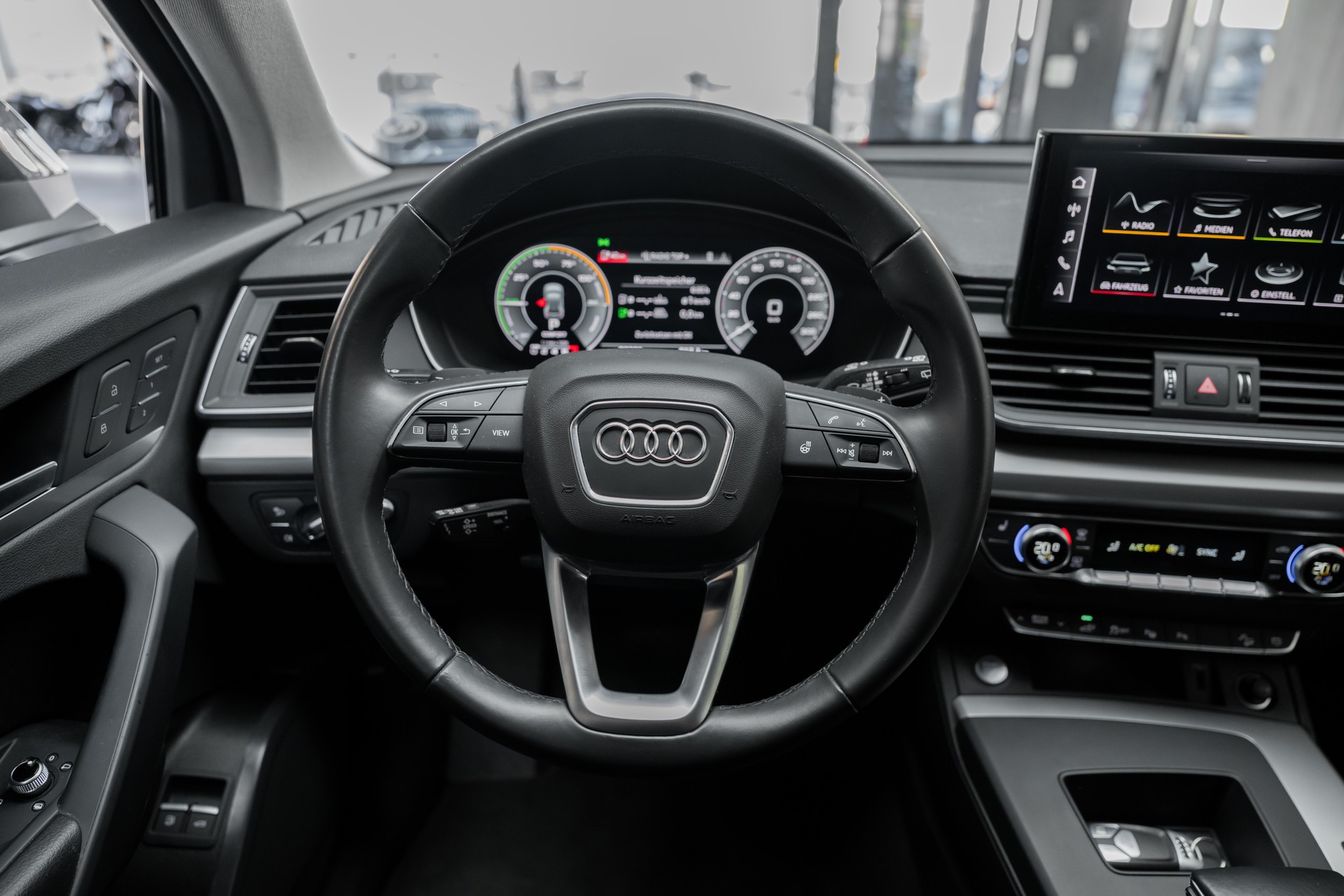 AUDI Q5 55 TFSI e PHEV S line quattro S-tronic-image-16