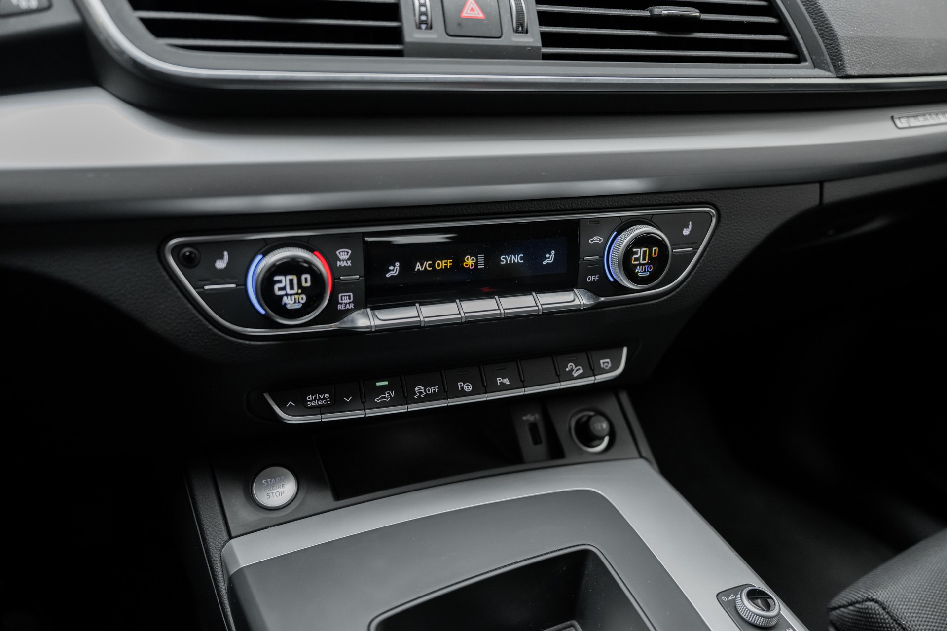 AUDI Q5 55 TFSI e PHEV S line quattro S-tronic-image-11
