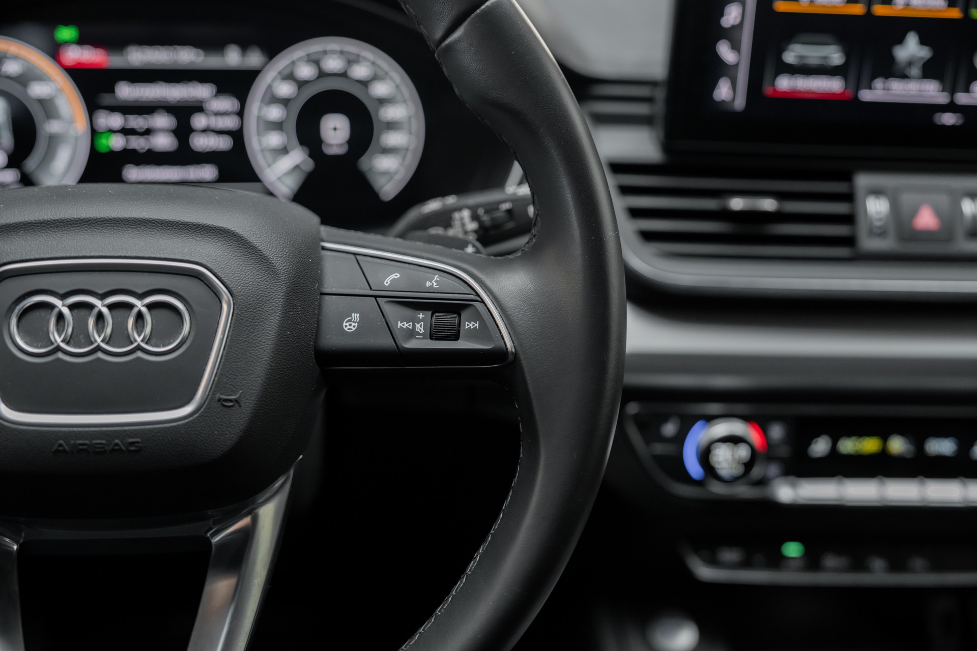 AUDI Q5 55 TFSI e PHEV S line quattro S-tronic-image-17
