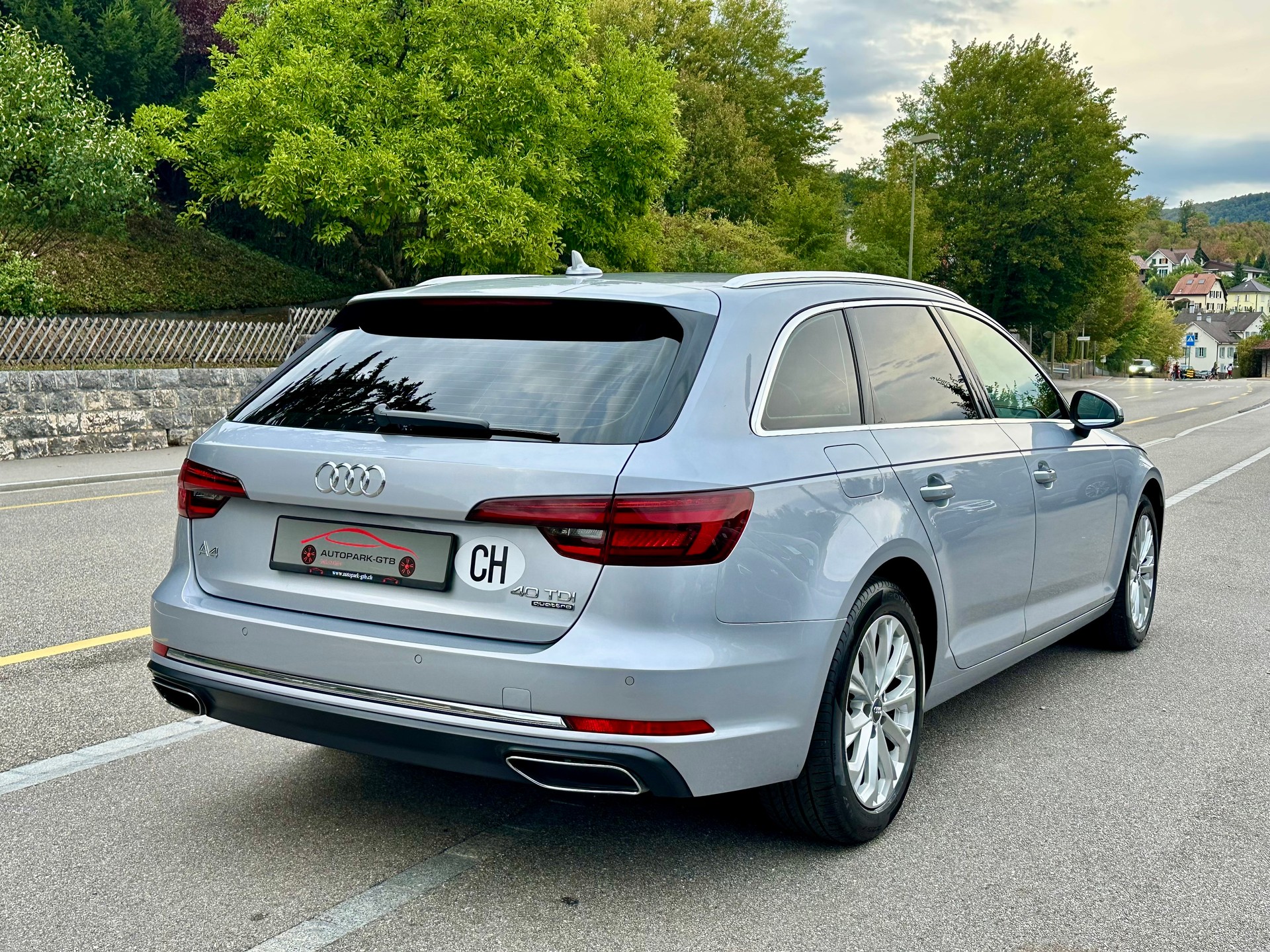 AUDI A4 Avant 40 TDI Design quattro S-tronic-image-6