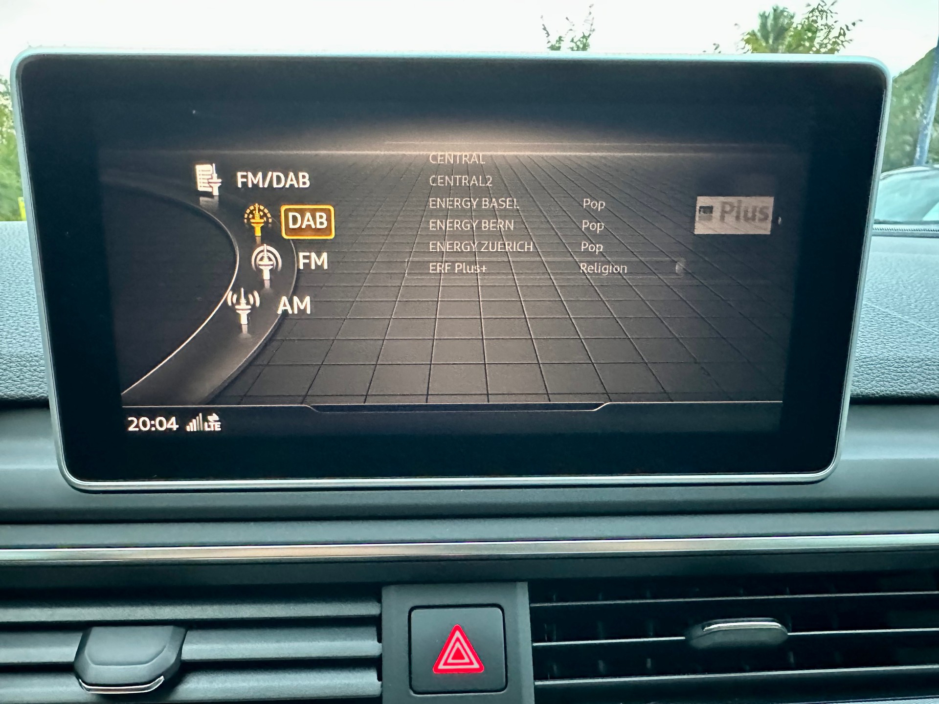 AUDI A4 Avant 40 TDI Design quattro S-tronic-image-16