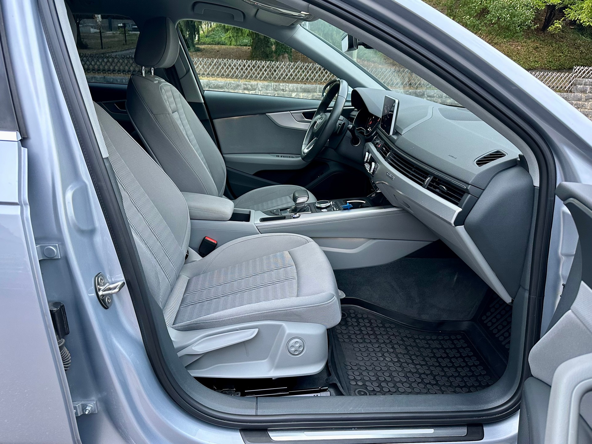AUDI A4 Avant 40 TDI Design quattro S-tronic-image-11