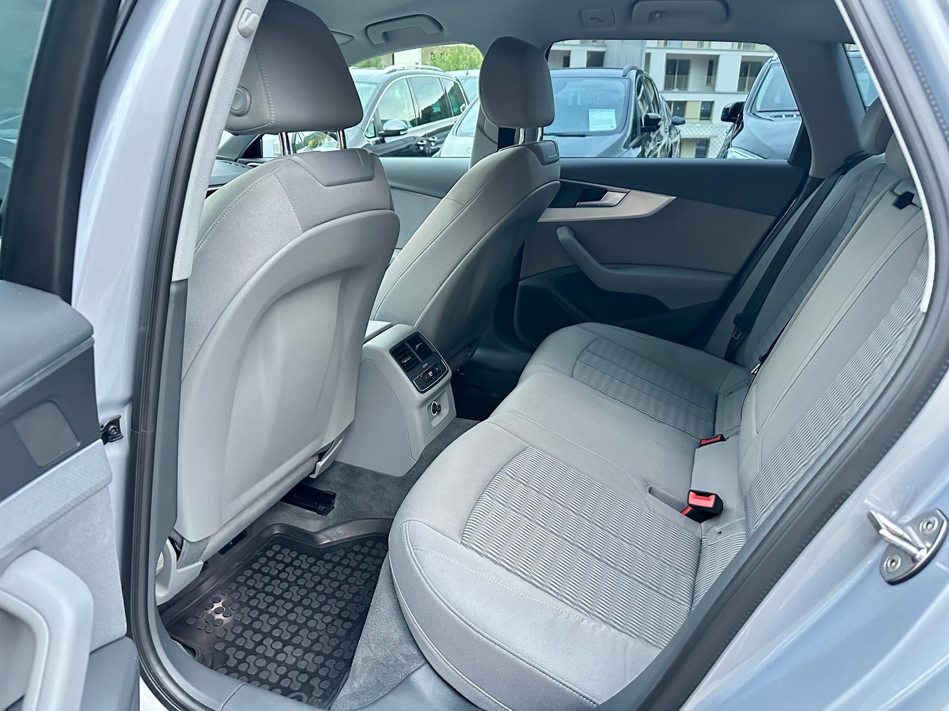 AUDI A4 Avant 40 TDI Design quattro S-tronic-image-15