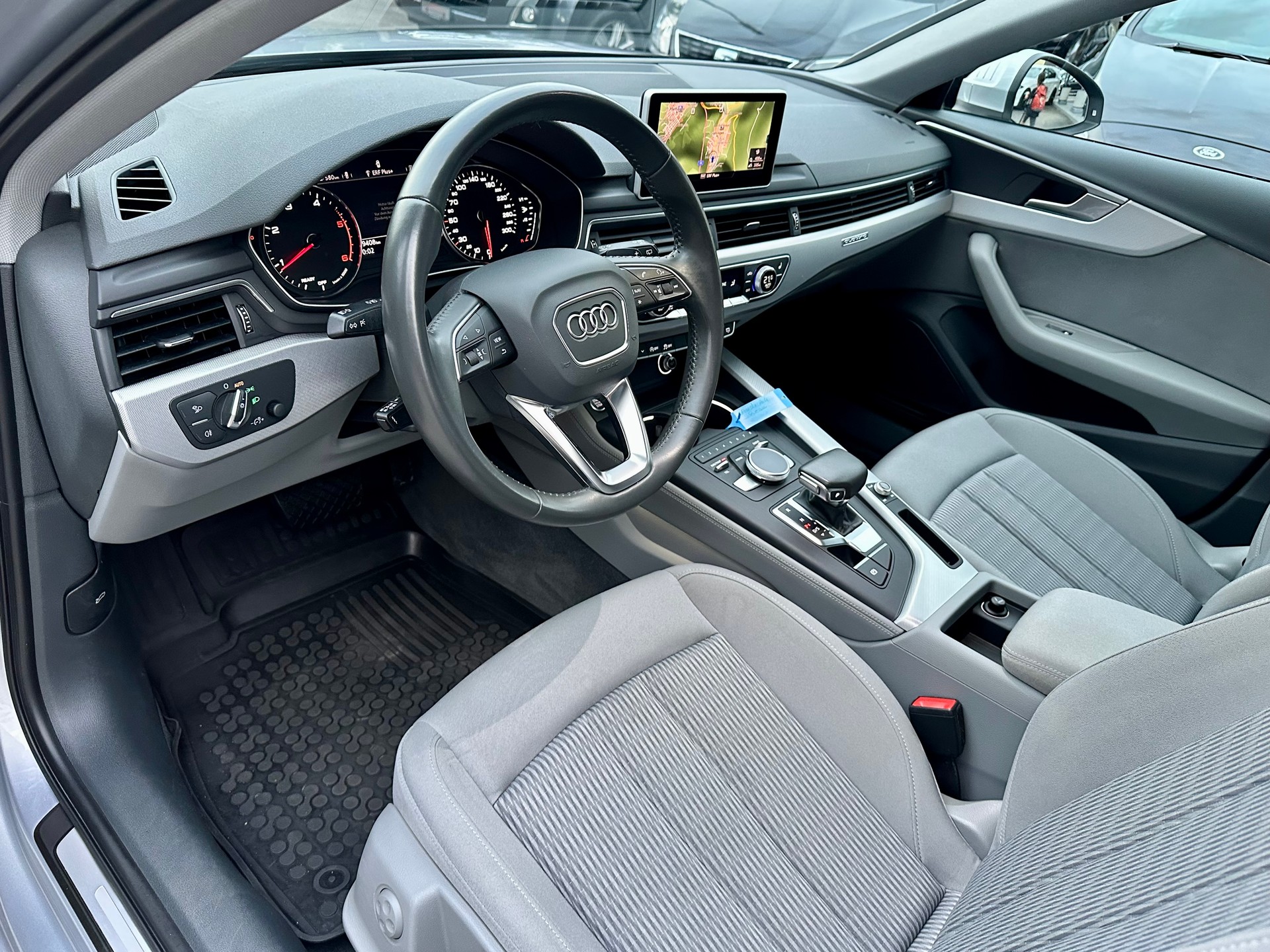 AUDI A4 Avant 40 TDI Design quattro S-tronic-image-8
