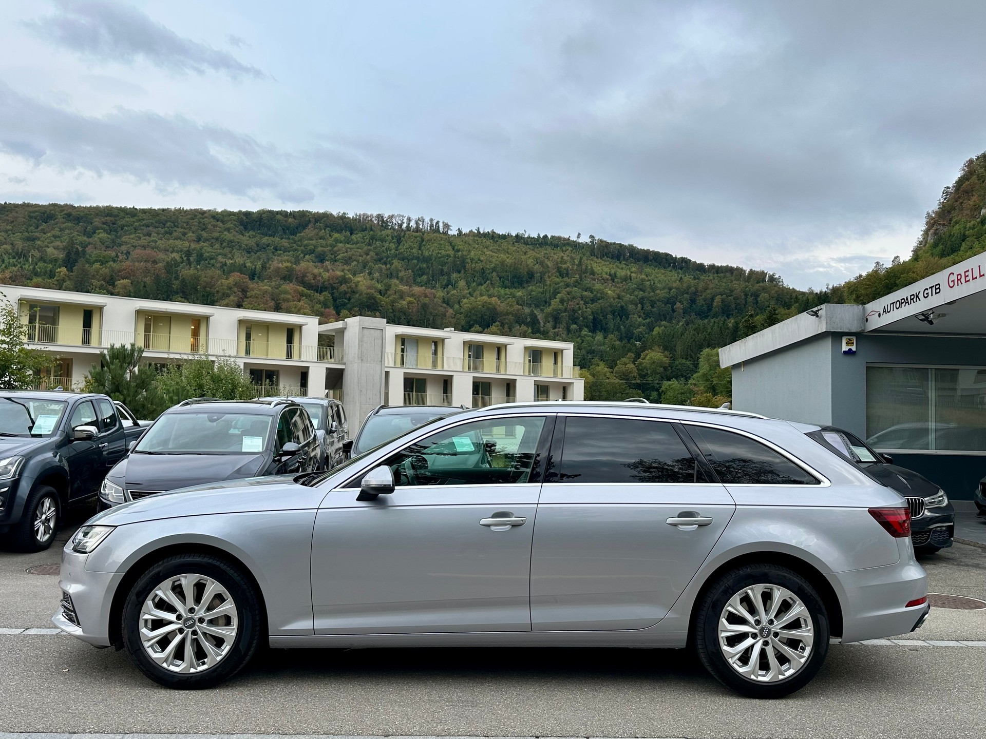 AUDI A4 Avant 40 TDI Design quattro S-tronic-image-3