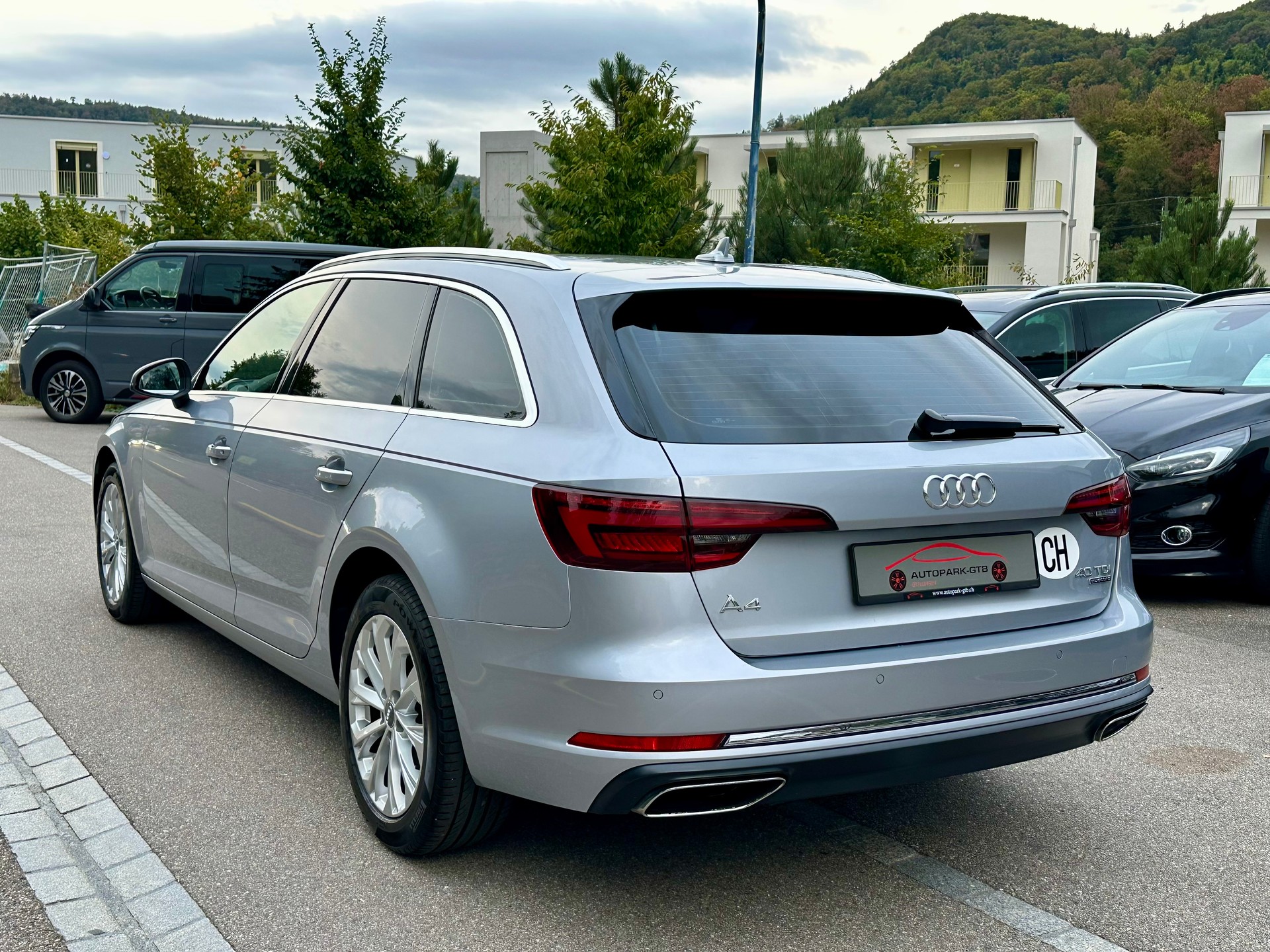 AUDI A4 Avant 40 TDI Design quattro S-tronic-image-5