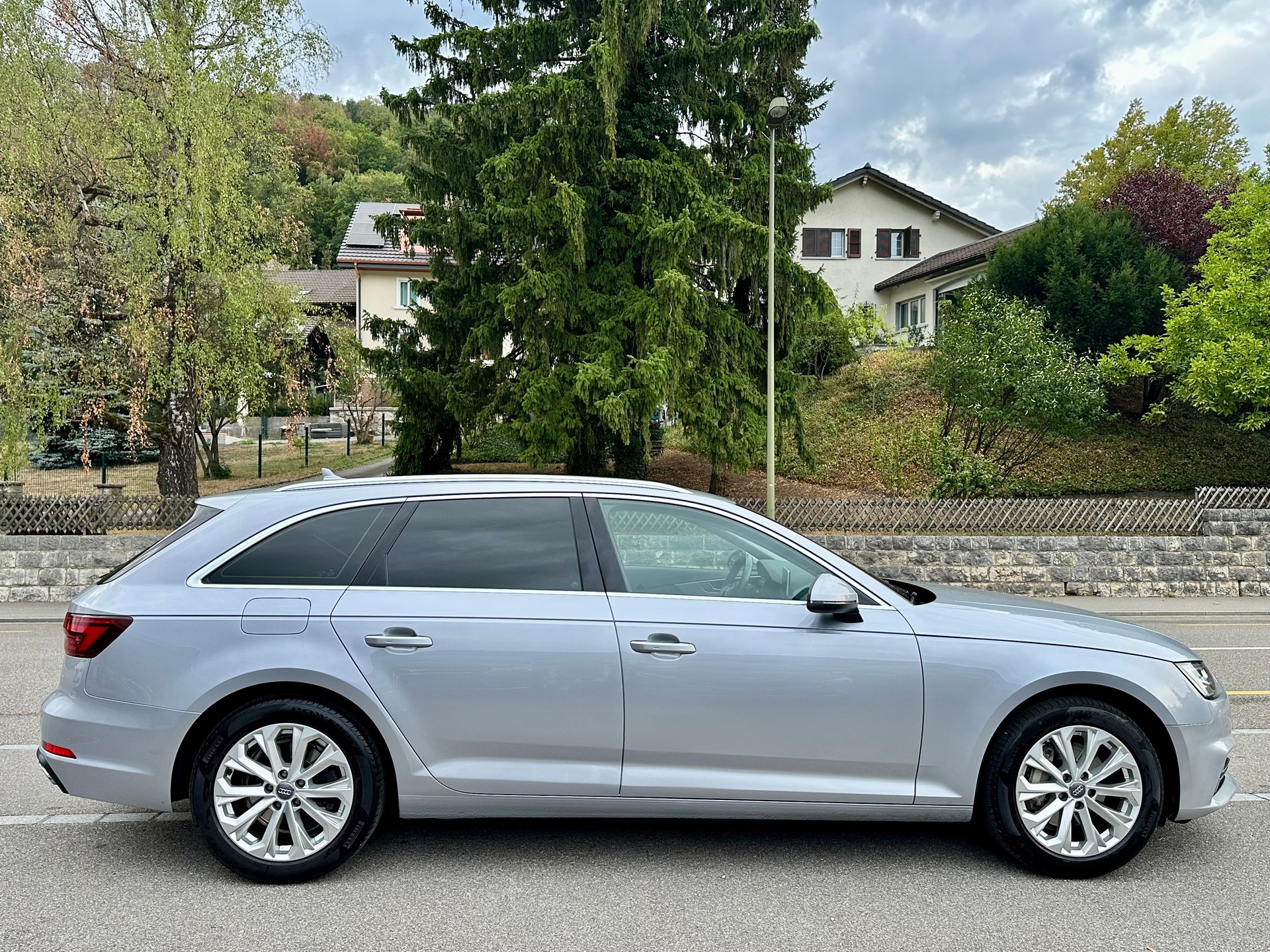 AUDI A4 Avant 40 TDI Design quattro S-tronic-image-4