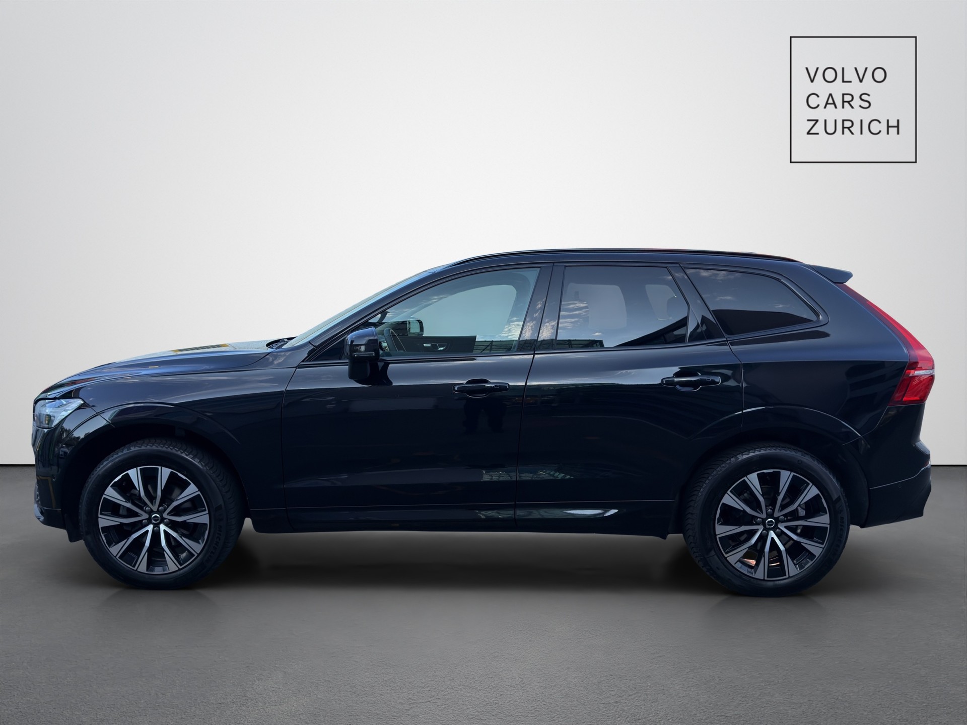 VOLVO XC60 2.0 B5 MH Plus Dark AWD-showroom-element-2