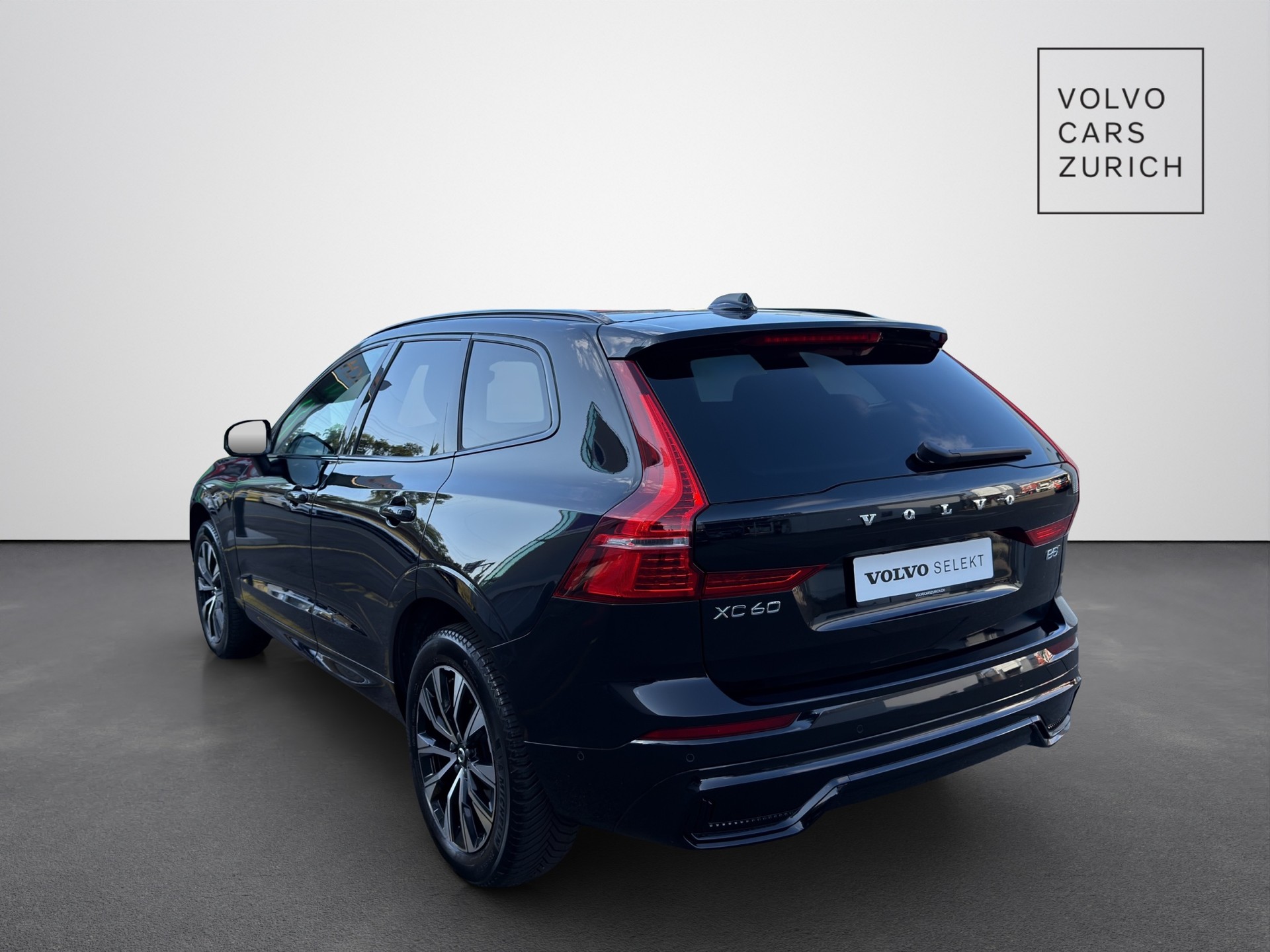 VOLVO XC60 2.0 B5 MH Plus Dark AWD-showroom-element-1
