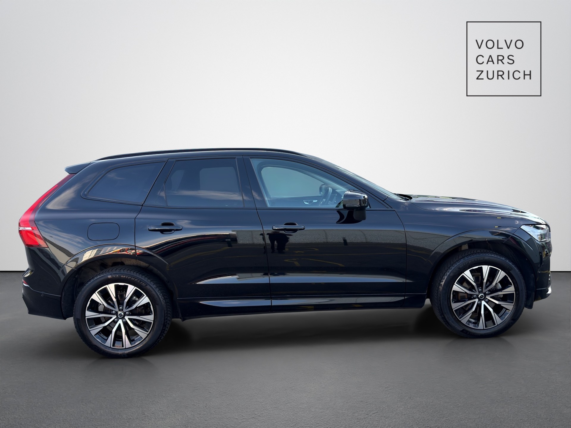 VOLVO XC60 2.0 B5 MH Plus Dark AWD-showroom-element-3