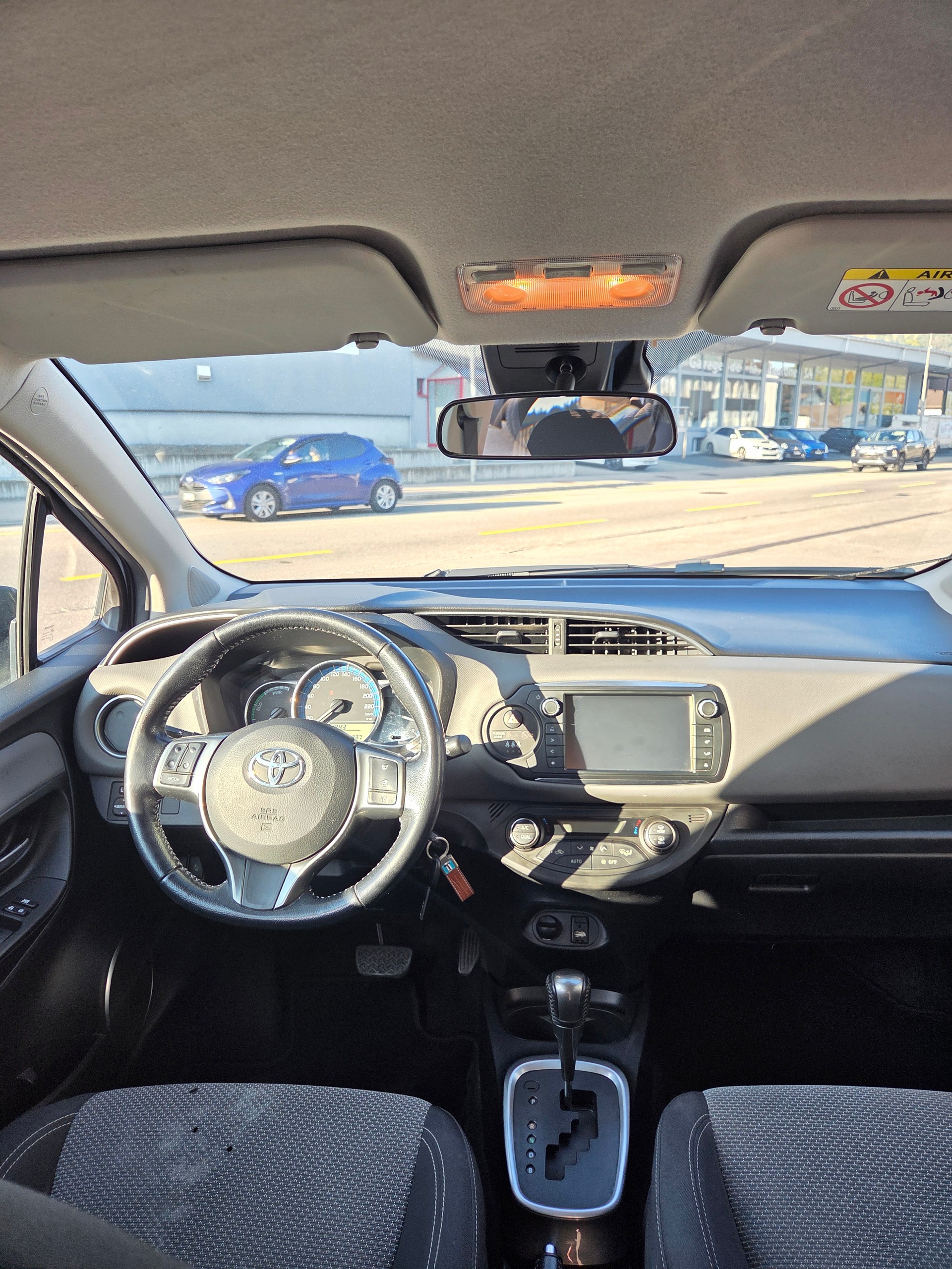 TOYOTA Yaris 1.5 VVT-i Hybrid Sol Premium e-CVT-image-4
