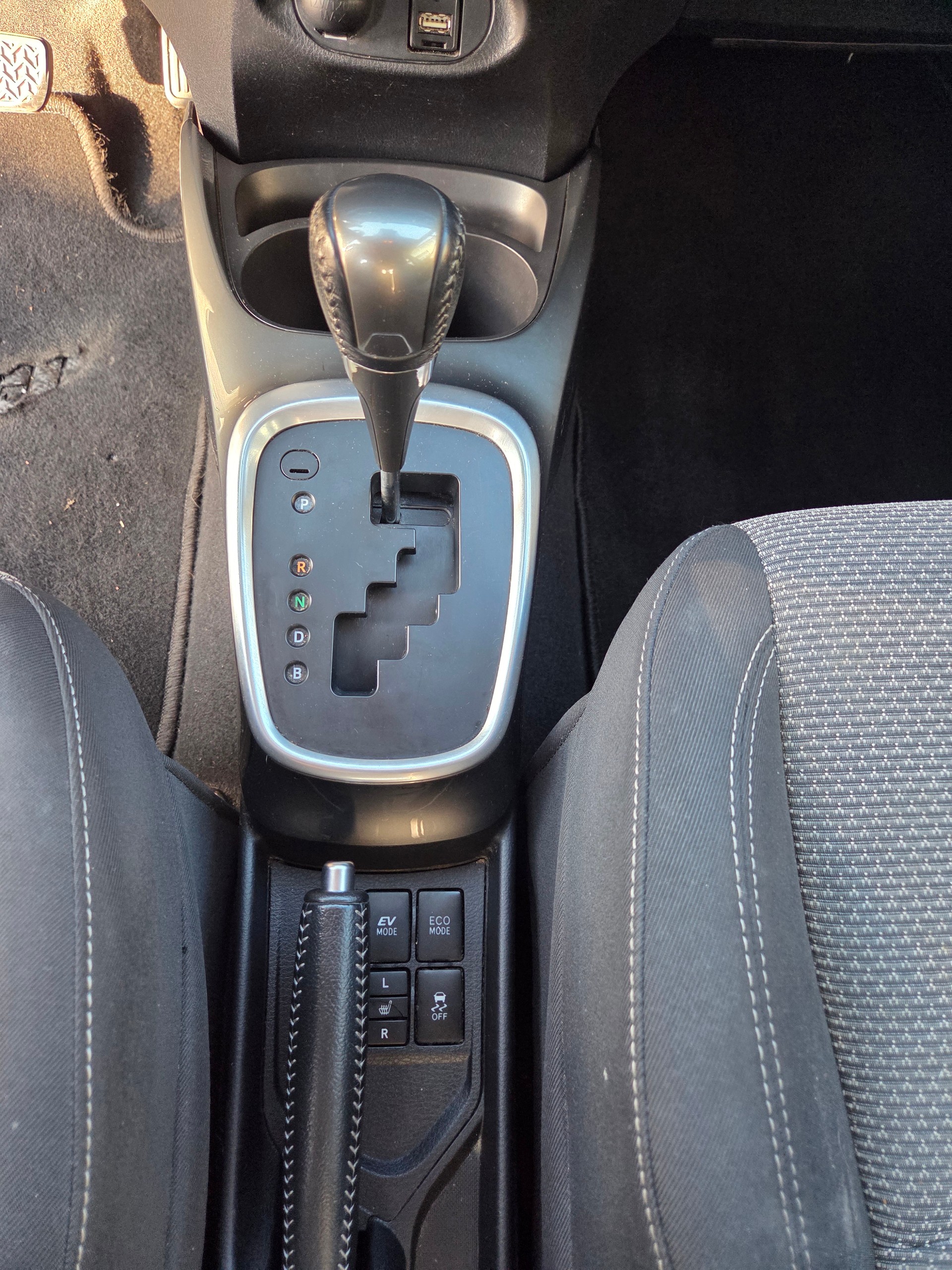 TOYOTA Yaris 1.5 VVT-i Hybrid Sol Premium e-CVT-image-8